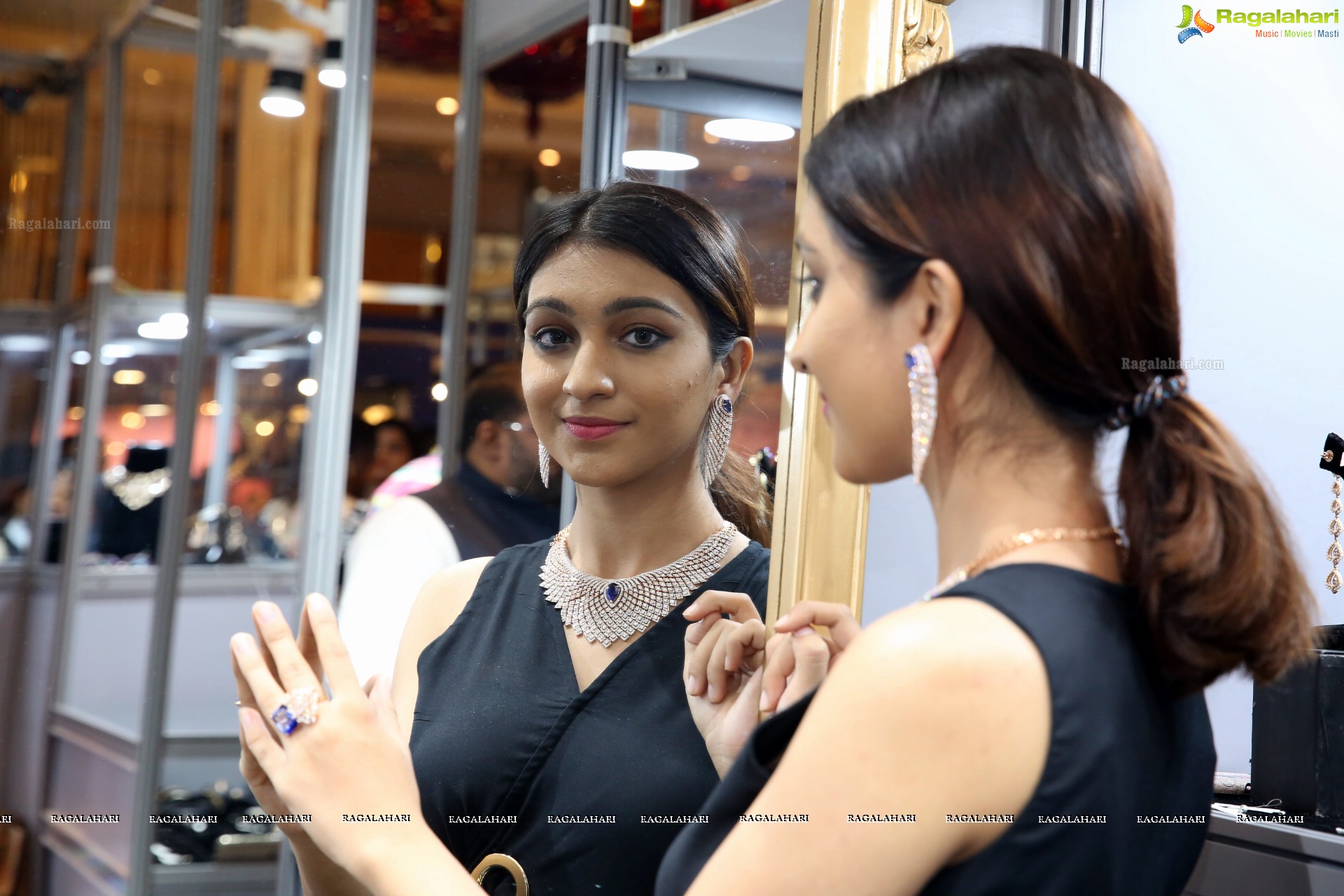 Insha Iqbal @ The Statement Jewellery Show - HD Gallery