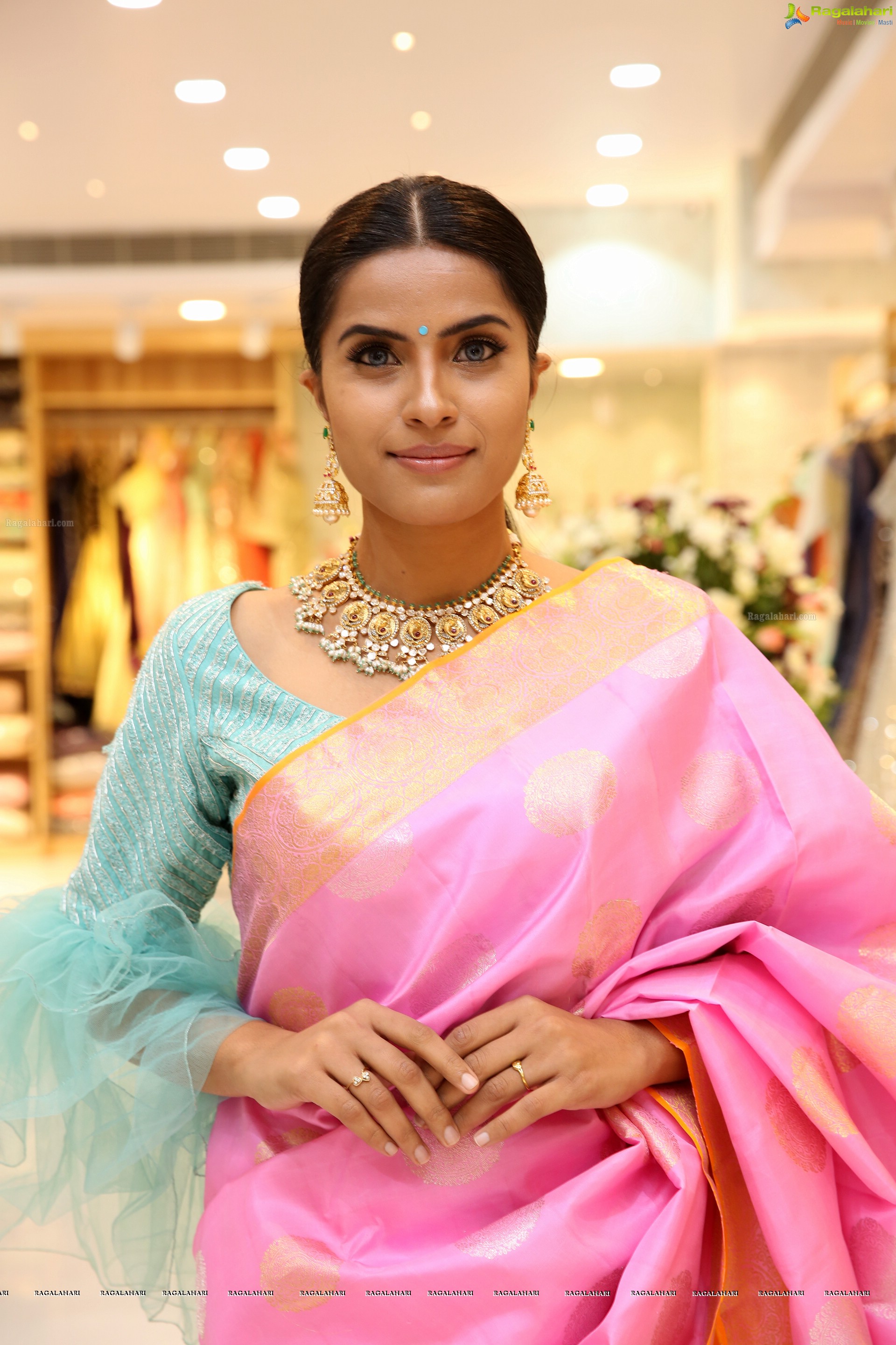 Krupa [HD] @ Siddheshwari New Store Launch & Fashion Show