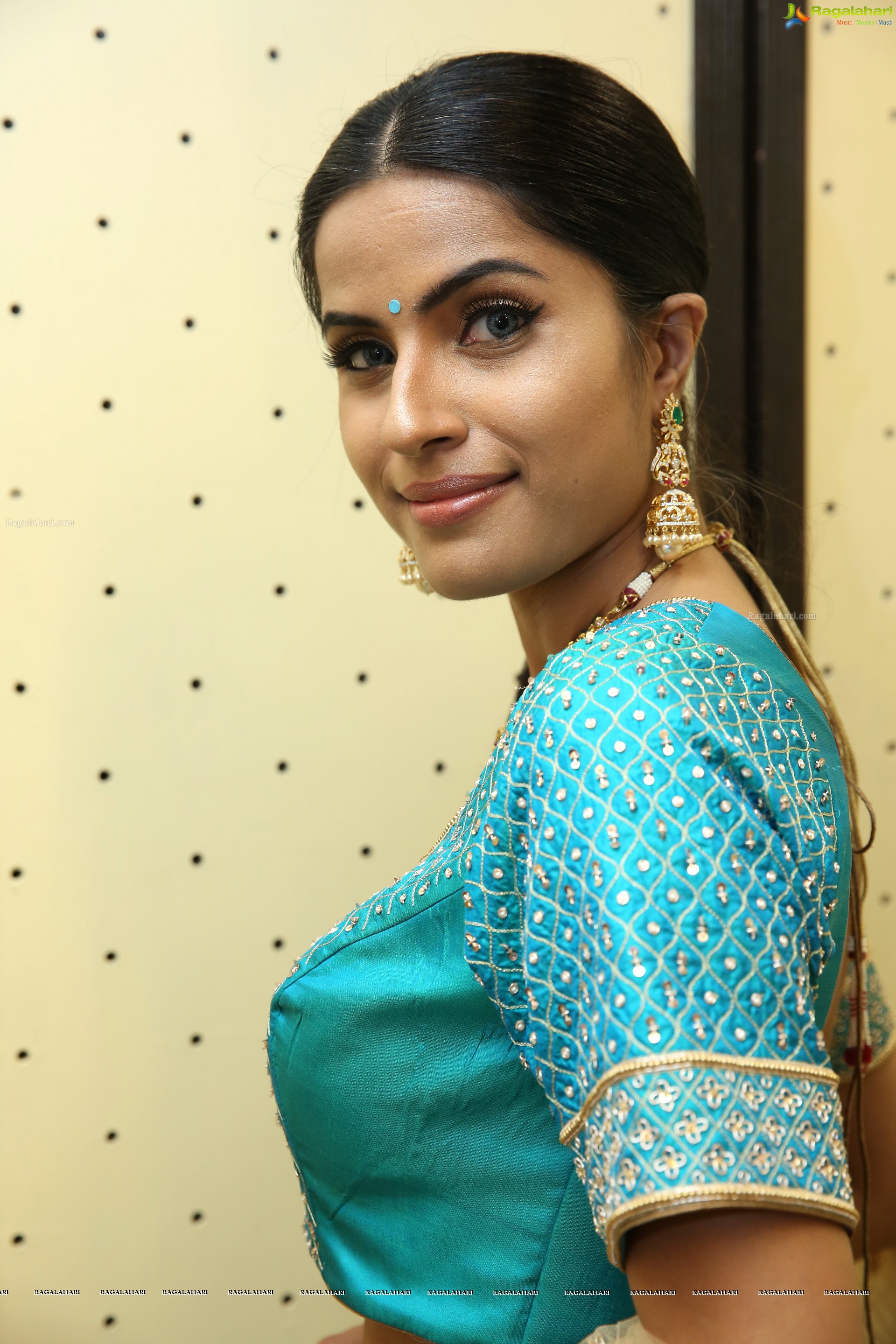 Krupa [HD] @ Siddheshwari New Store Launch & Fashion Show