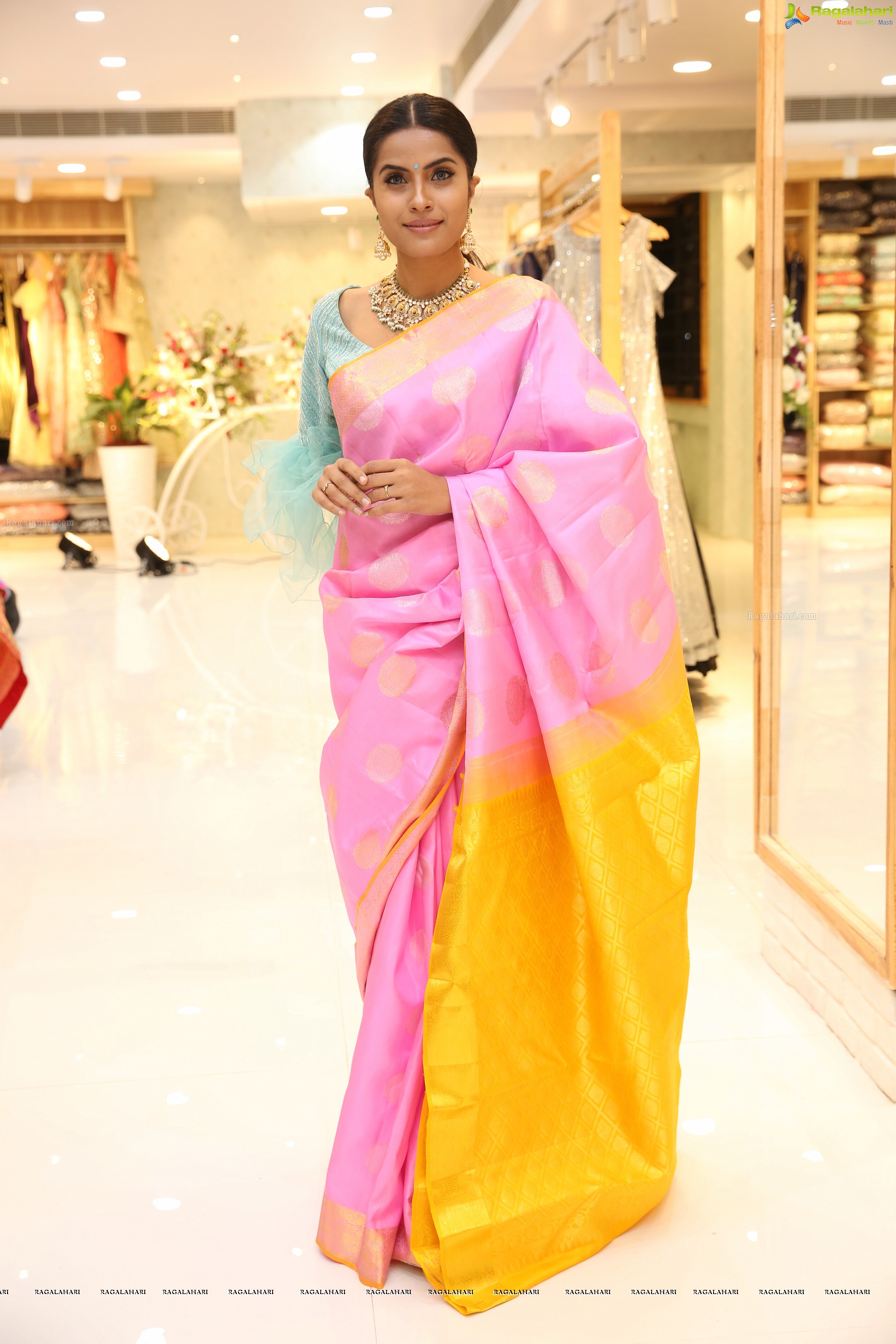 Krupa [HD] @ Siddheshwari New Store Launch & Fashion Show