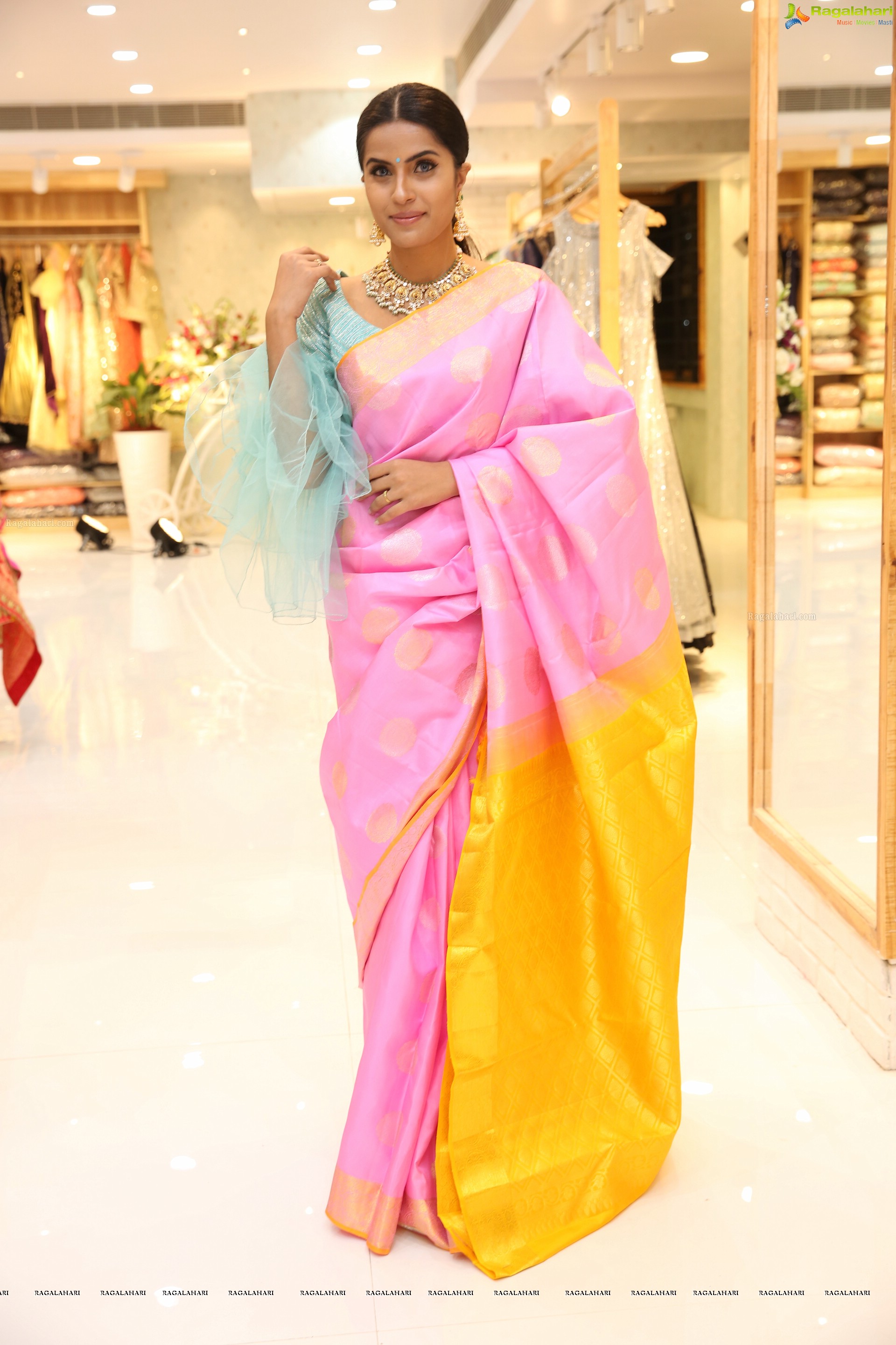 Krupa [HD] @ Siddheshwari New Store Launch & Fashion Show