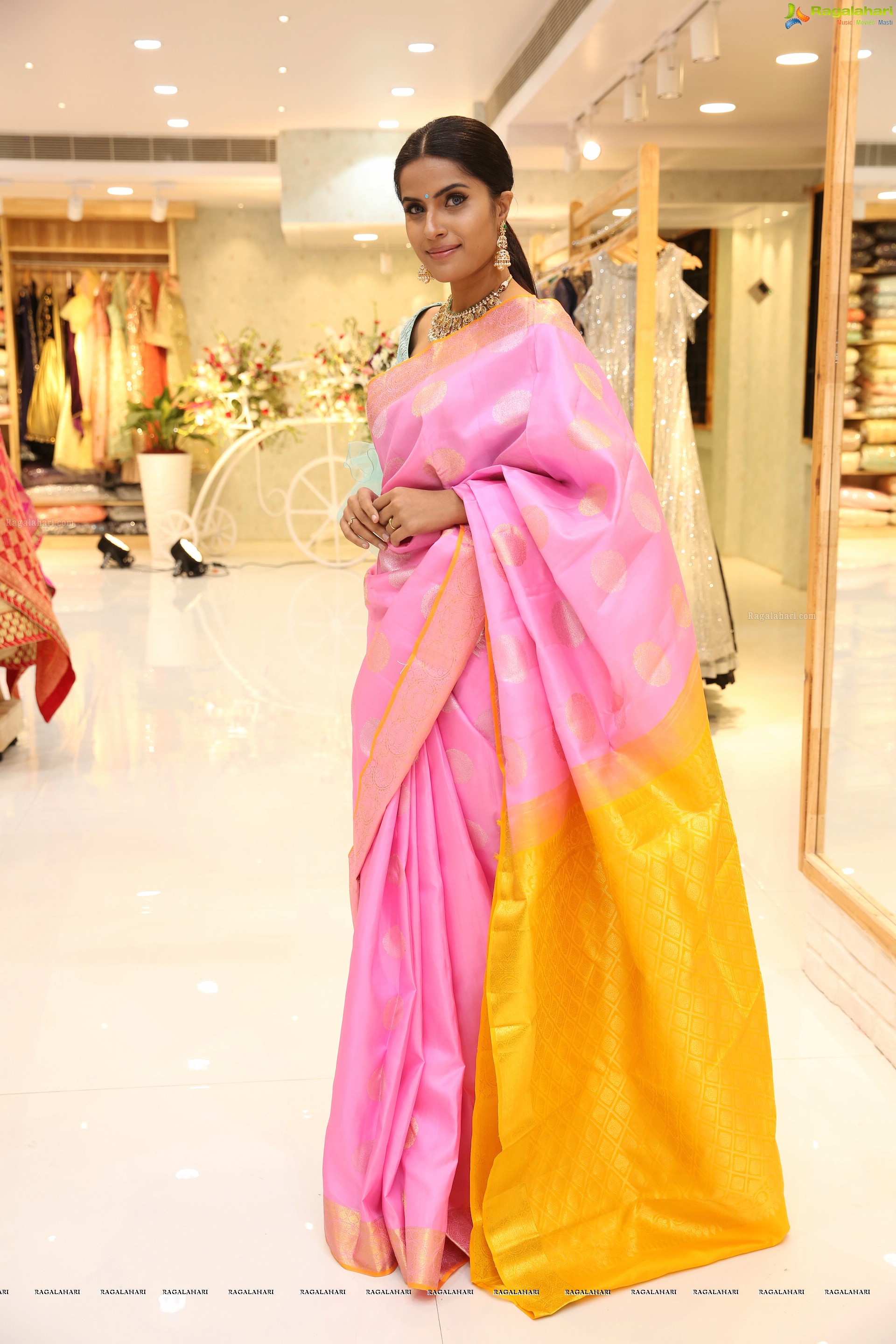 Krupa [HD] @ Siddheshwari New Store Launch & Fashion Show