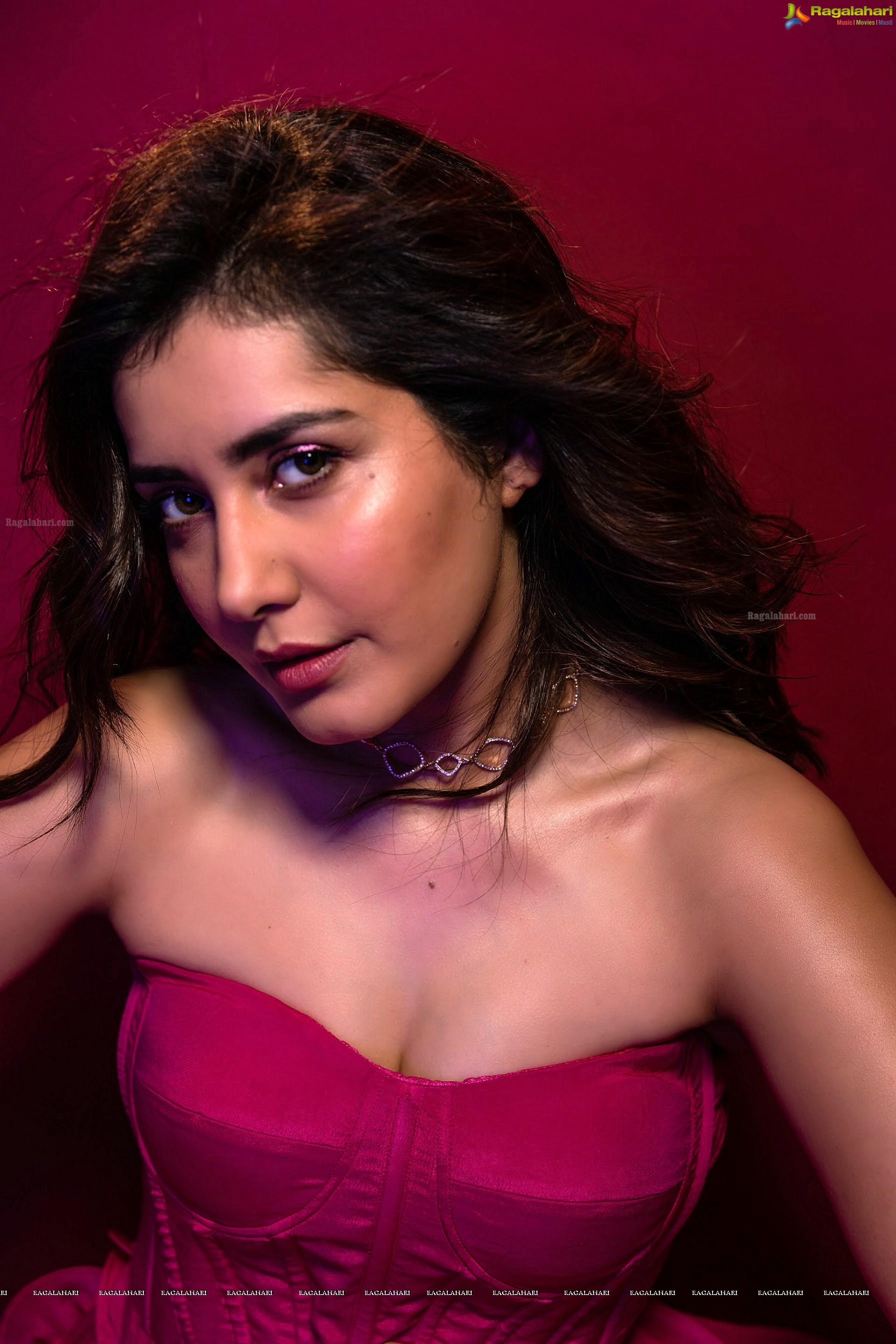 Raashi Khanna (High Definition Photos)