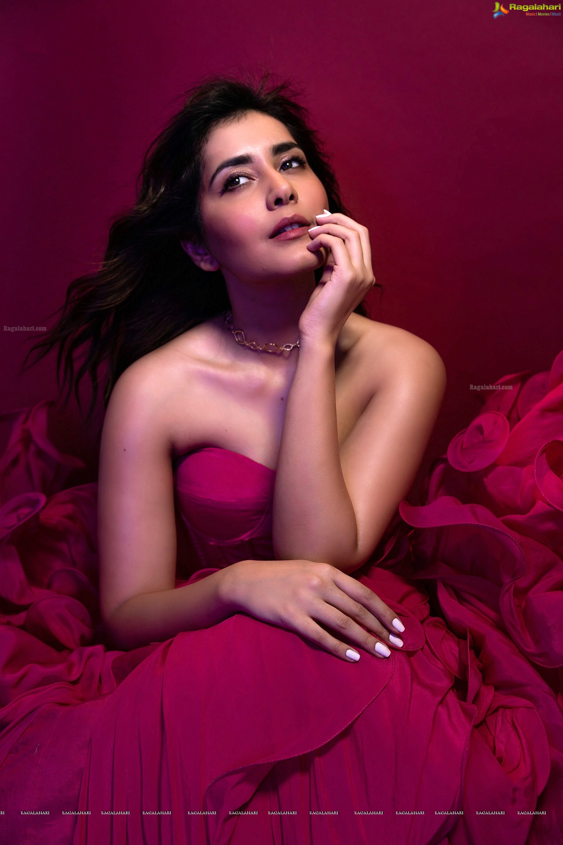 Raashi Khanna (High Definition Photos)