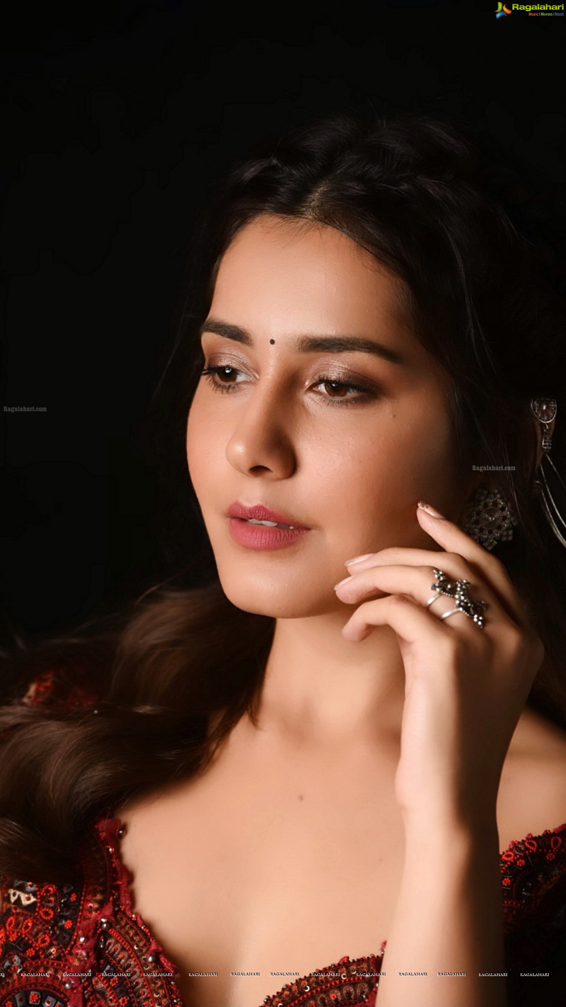 Raashi Khanna (High Definition Photos)