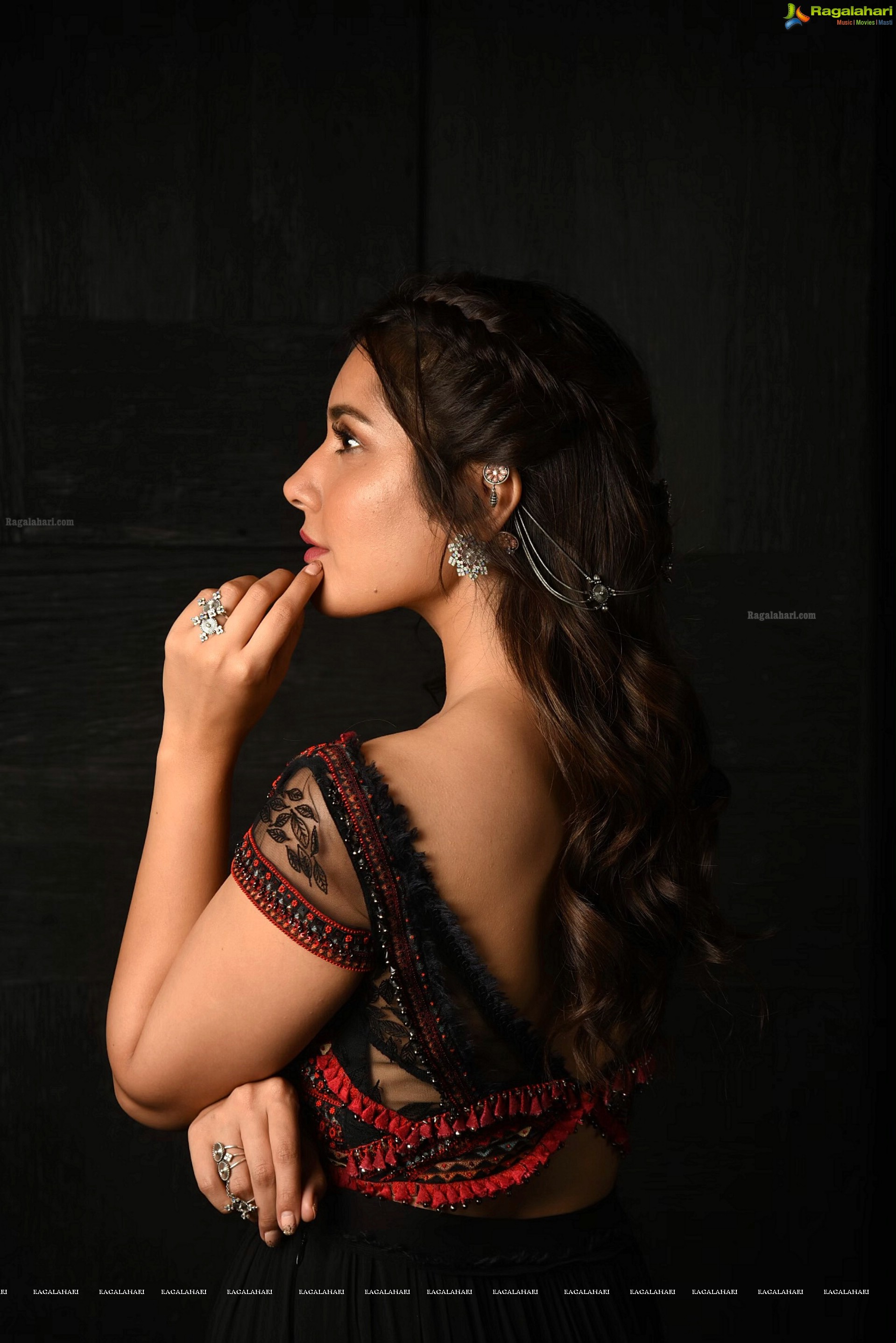 Raashi Khanna (High Definition Photos)