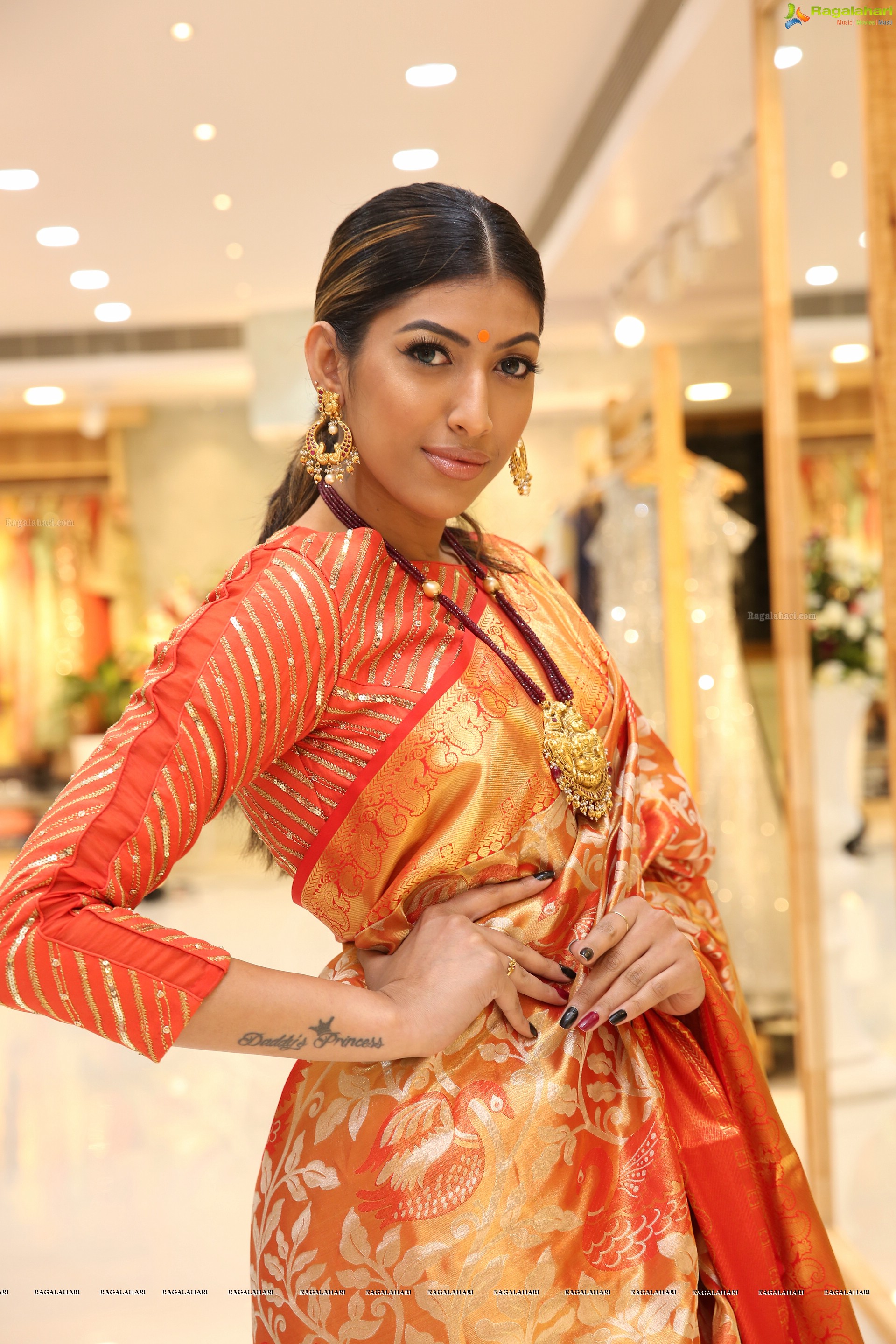 Shreya Devaiah [HD] @ Siddheshwari New Store Launch & Fashion Show