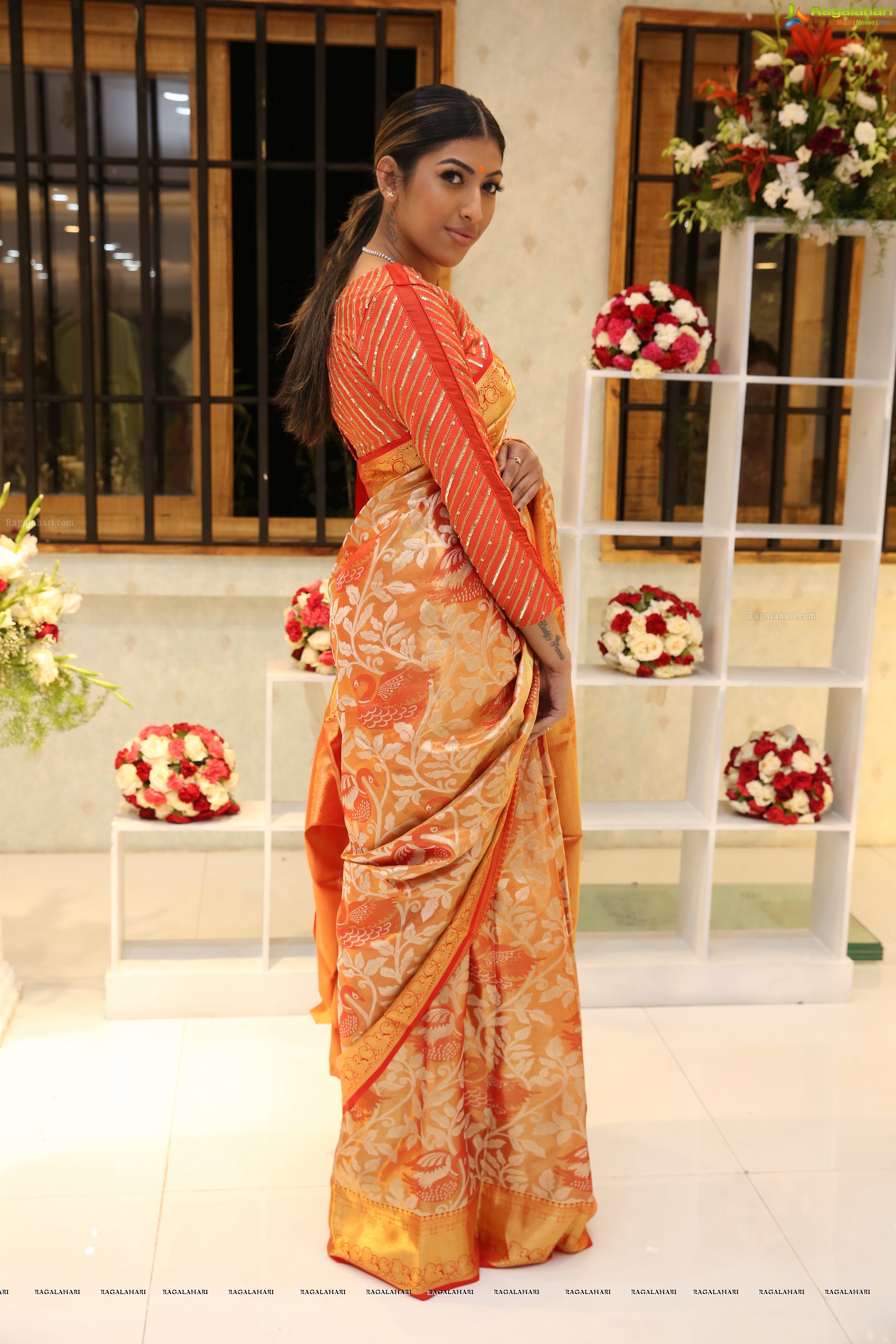 Shreya Devaiah [HD] @ Siddheshwari New Store Launch & Fashion Show