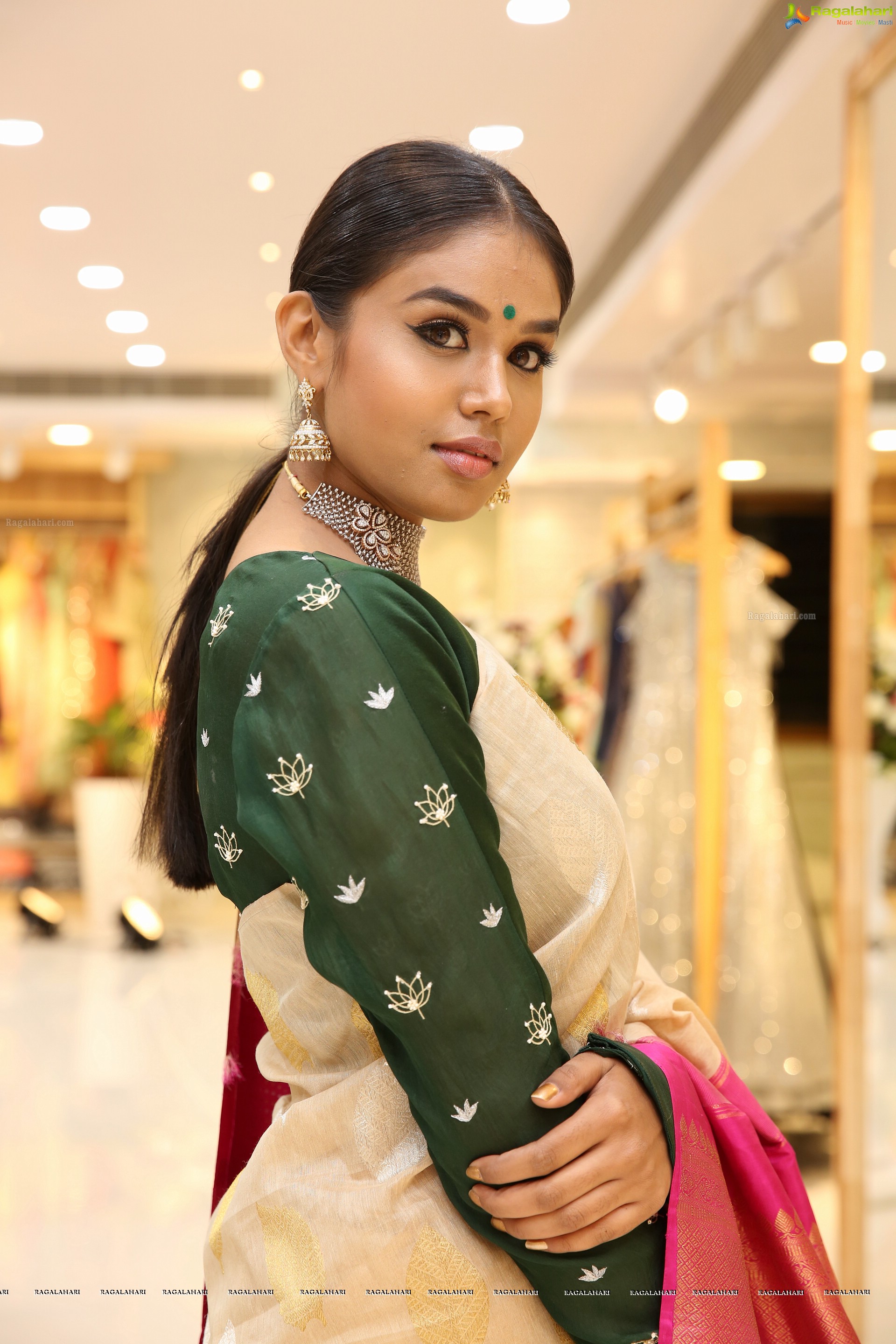 Soundarya Prakash [HD] @ Siddheshwari New Store Launch & Fashion Show