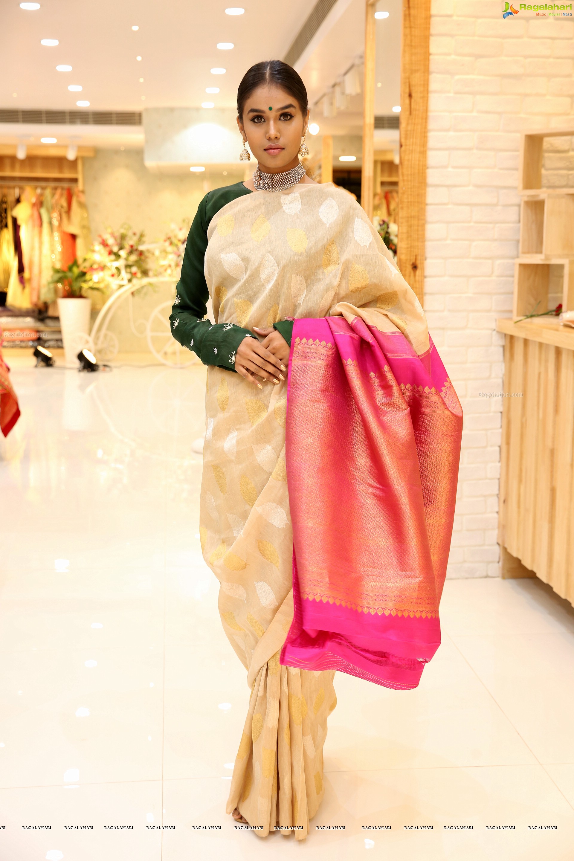 Soundarya Prakash [HD] @ Siddheshwari New Store Launch & Fashion Show