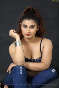 Gunnjan Aras Exclusive HD Photos