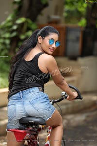 Saafi Kaur Exclusive HD Photos