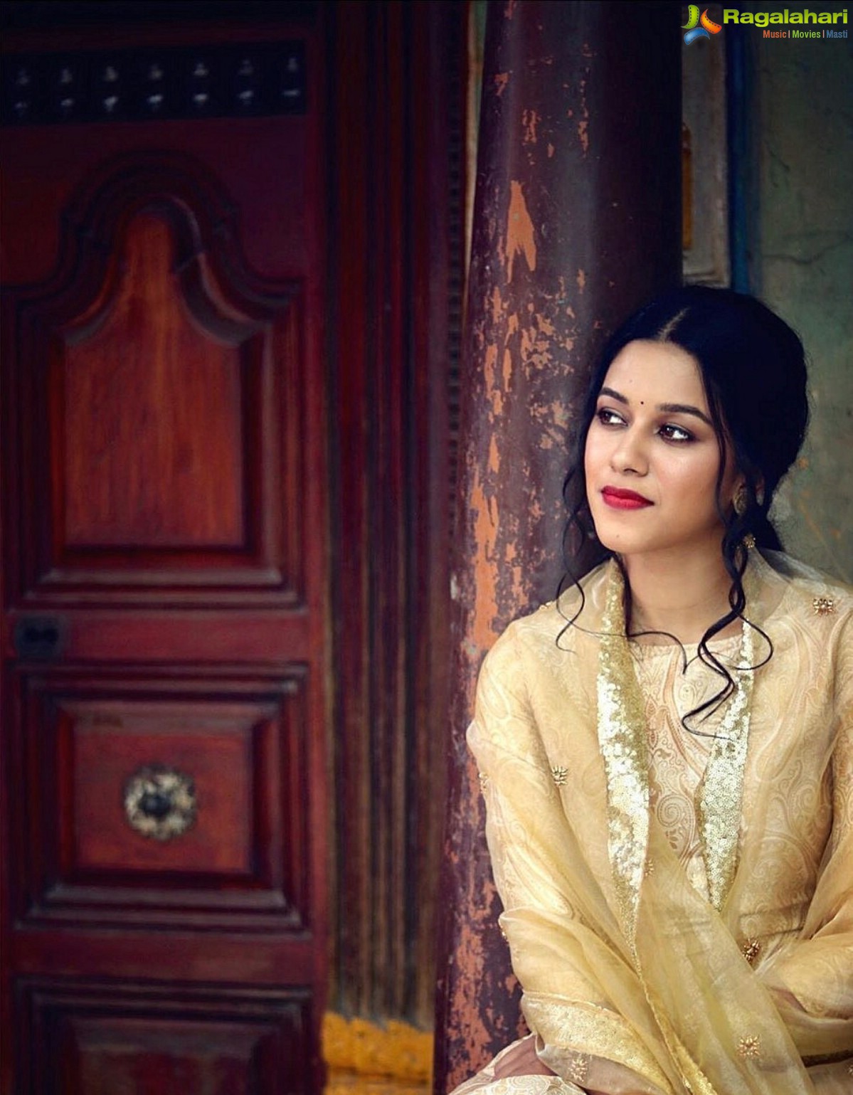 Mirnalini Ravi Sun-Kissed Pictures in Golden Dress, Photo Shoot