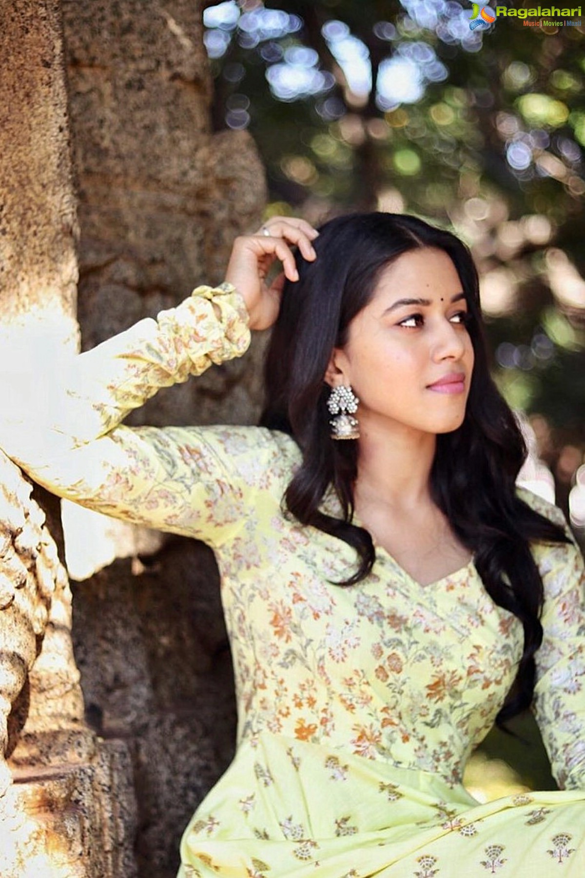 Mirnalini Ravi Sun-Kissed Pictures in Golden Dress, Photo Shoot