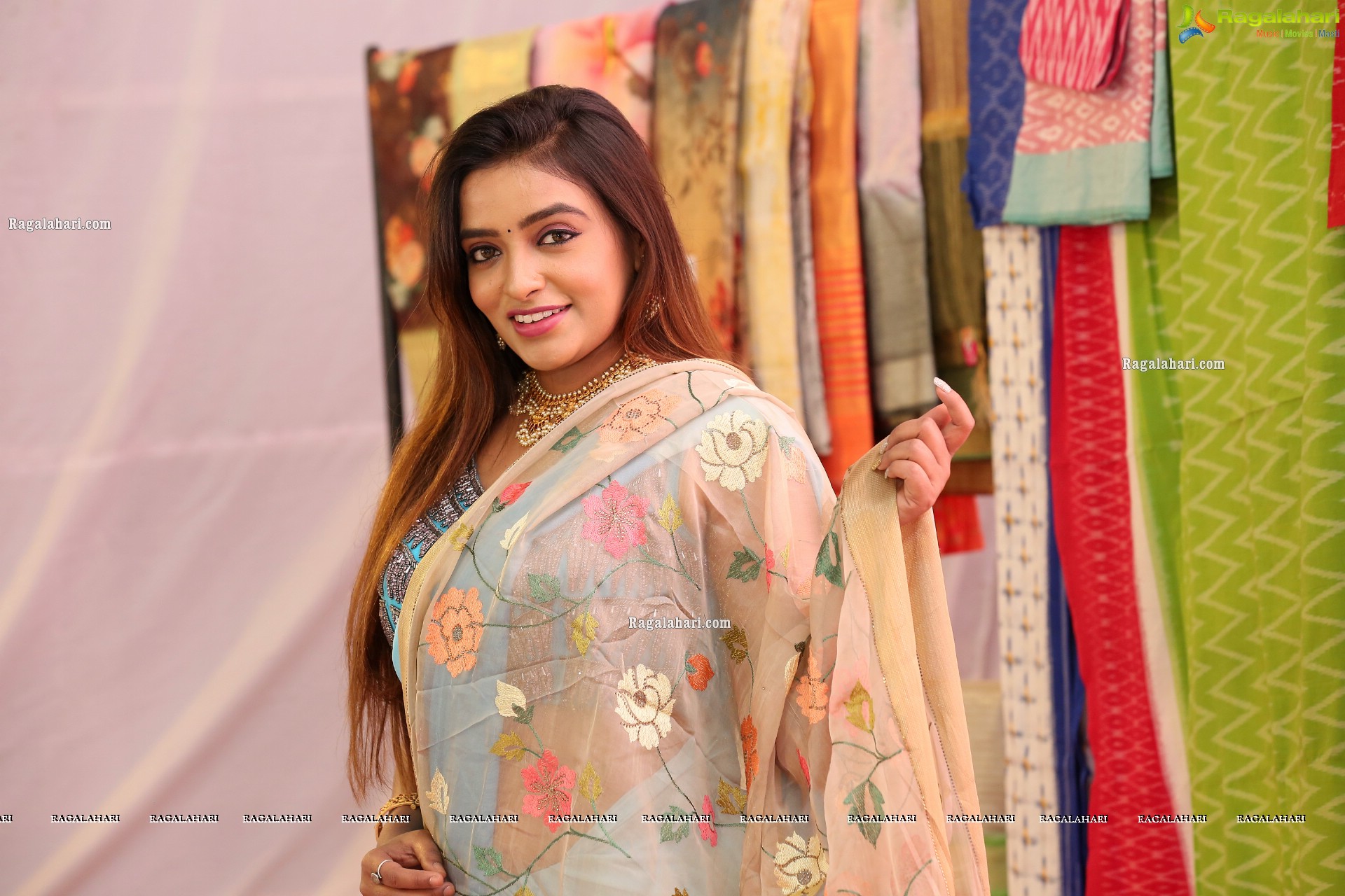 Aashi Roy at NP Fashions Exhibition, HD Photo Gallery