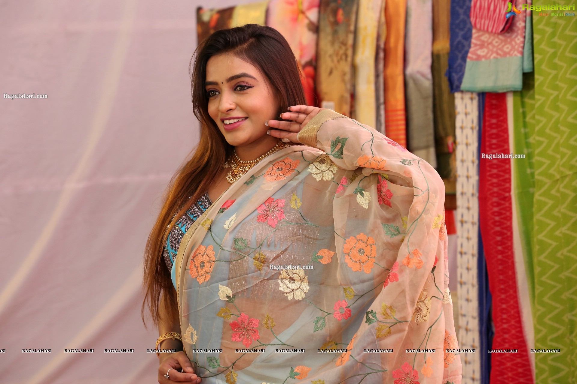Aashi Roy at NP Fashions Exhibition, HD Photo Gallery