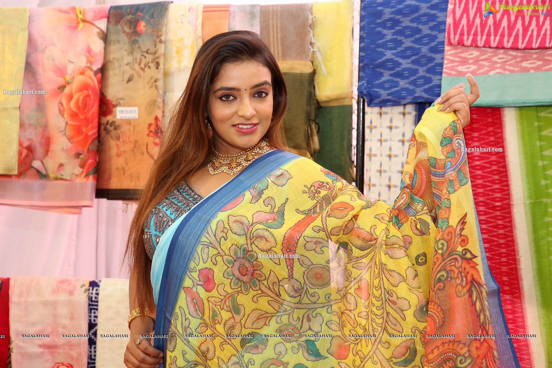 Aashi Roy at NP Fashions Exhibition, HD Photo Gallery