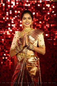 Bigg Boss 4 Telugu Contestant Divi Vadthya in Silk Saree