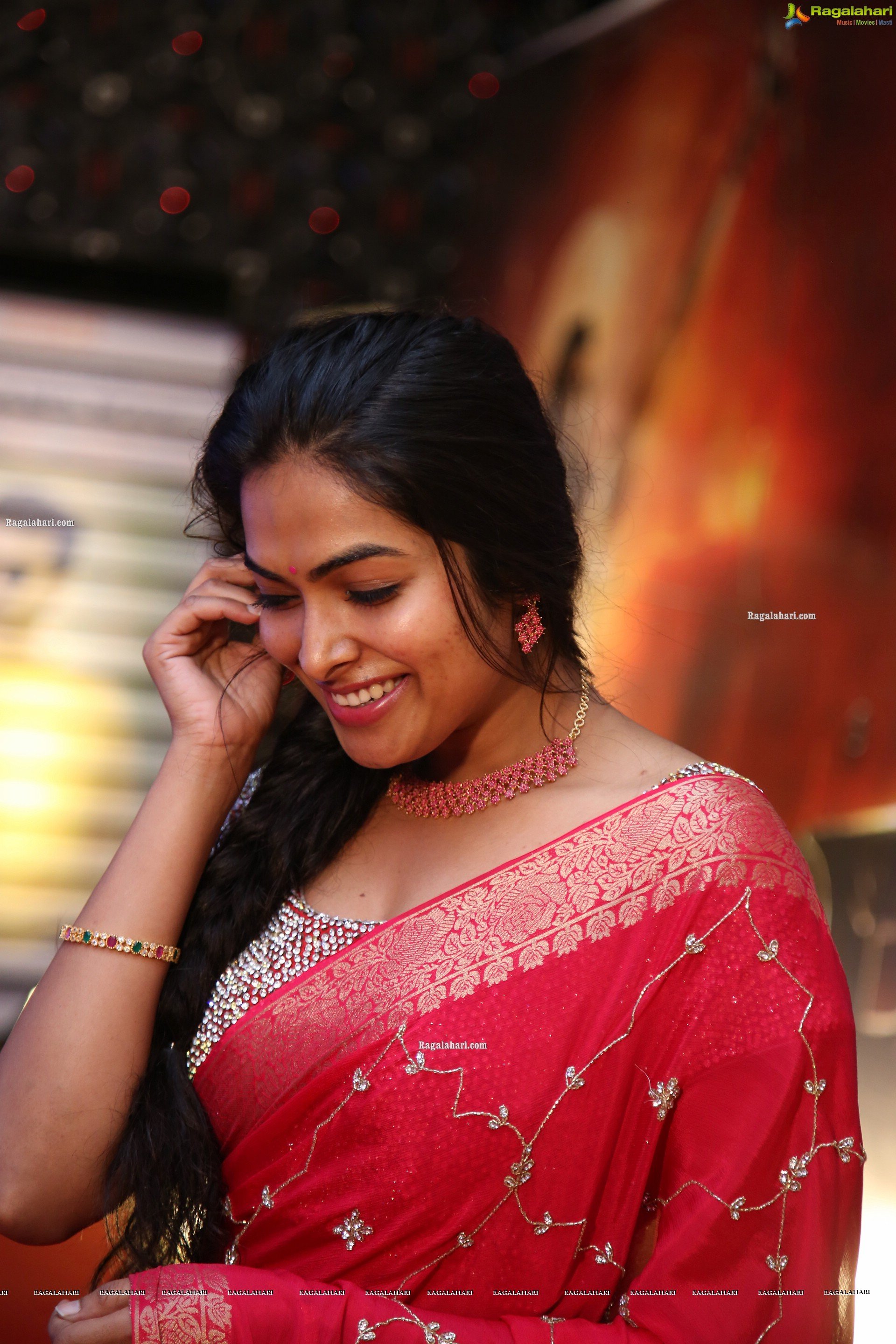 Divi Vadthya in Pink Saree, HD Photo Gallery