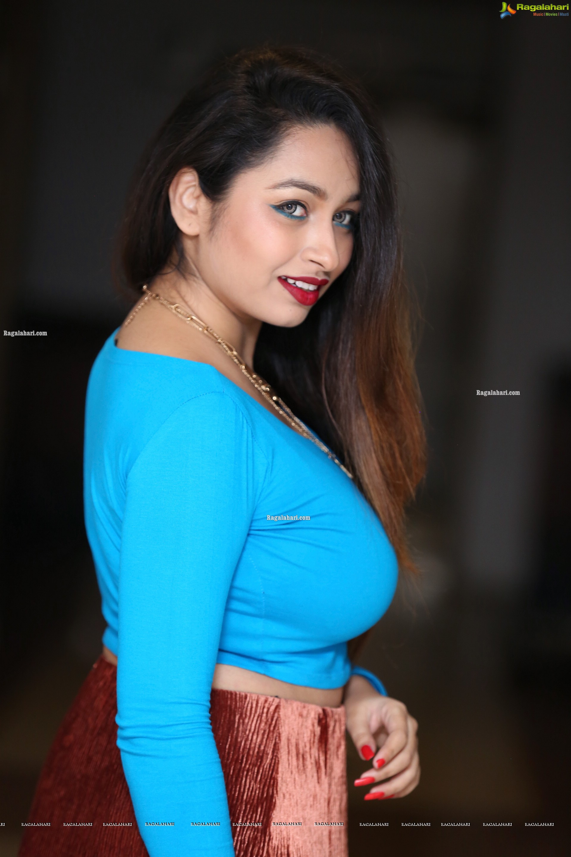 Juhi Chavan in High Slit Skirt, HD Photo Gallery