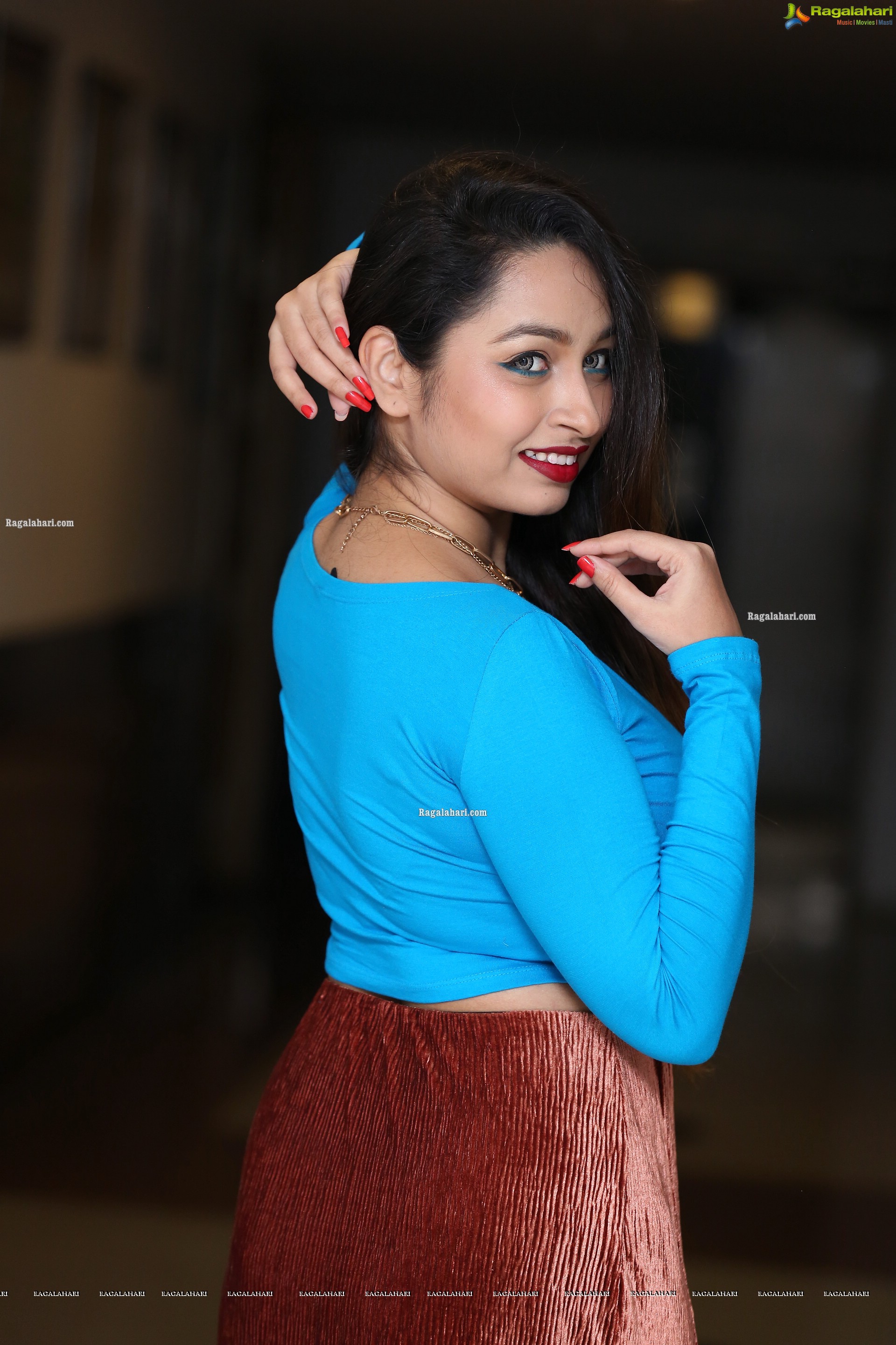 Juhi Chavan in High Slit Skirt, HD Photo Gallery