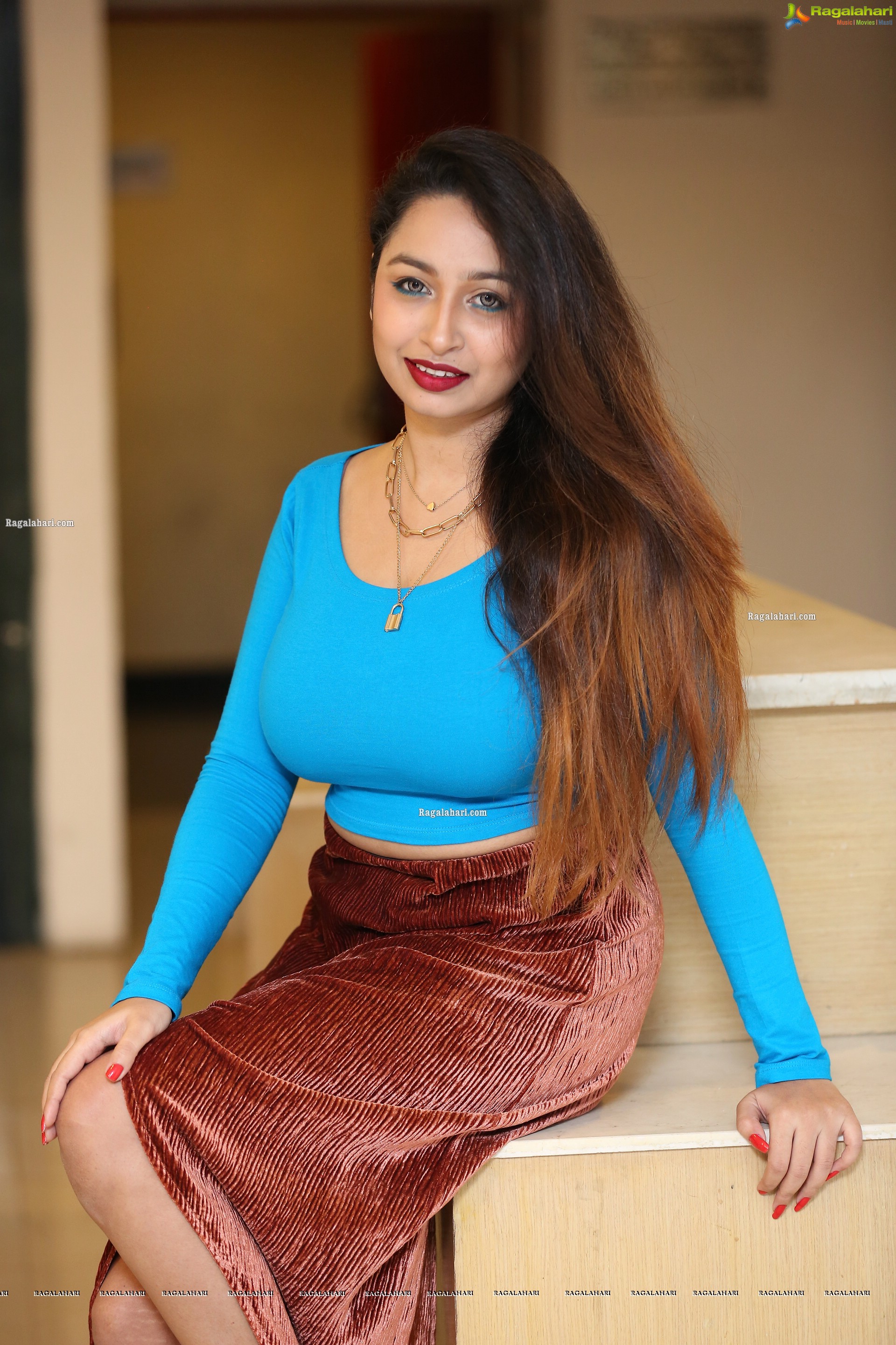 Juhi Chavan in High Slit Skirt, HD Photo Gallery