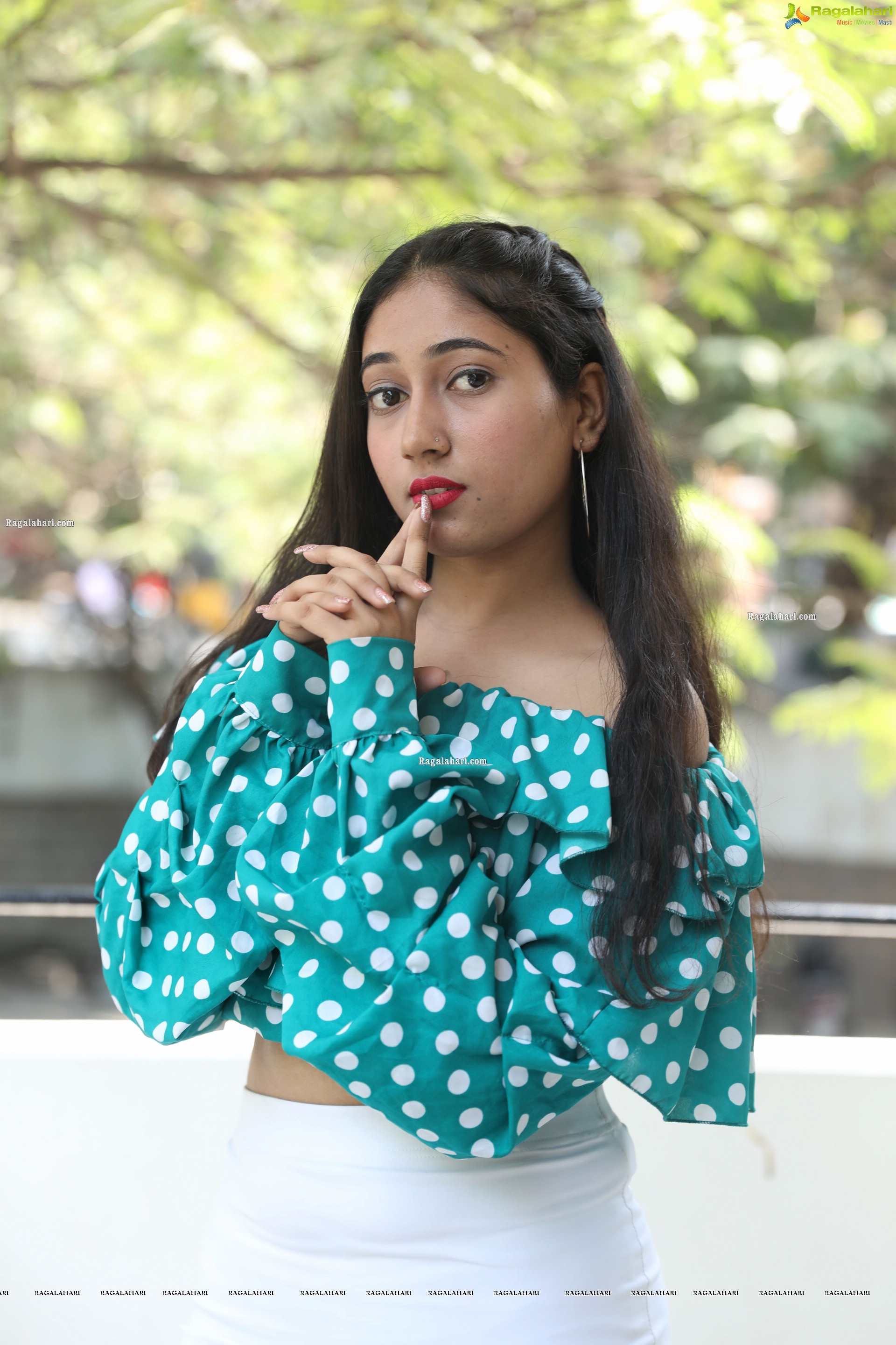 Khushbu Vaishnav at Paisa Paramatma Press Meet, HD Photo Gallery