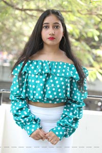 Khushbu Vaishnav at Paisa Paramatma Press Meet