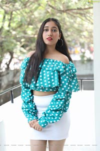 Khushbu Vaishnav at Paisa Paramatma Press Meet