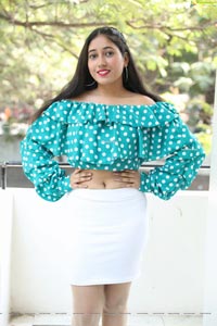 Khushbu Vaishnav at Paisa Paramatma Press Meet