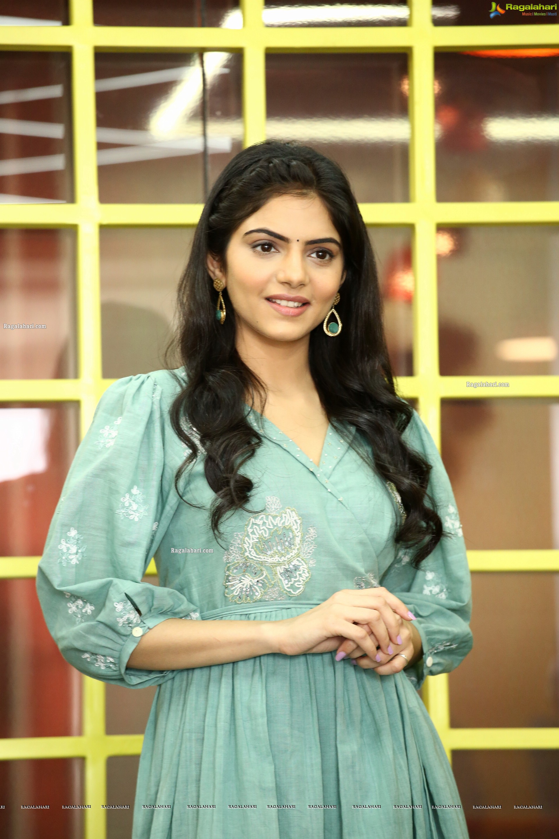 Misha Narang at Tellavarithe Guruvaram Interview, HD Photo Gallery