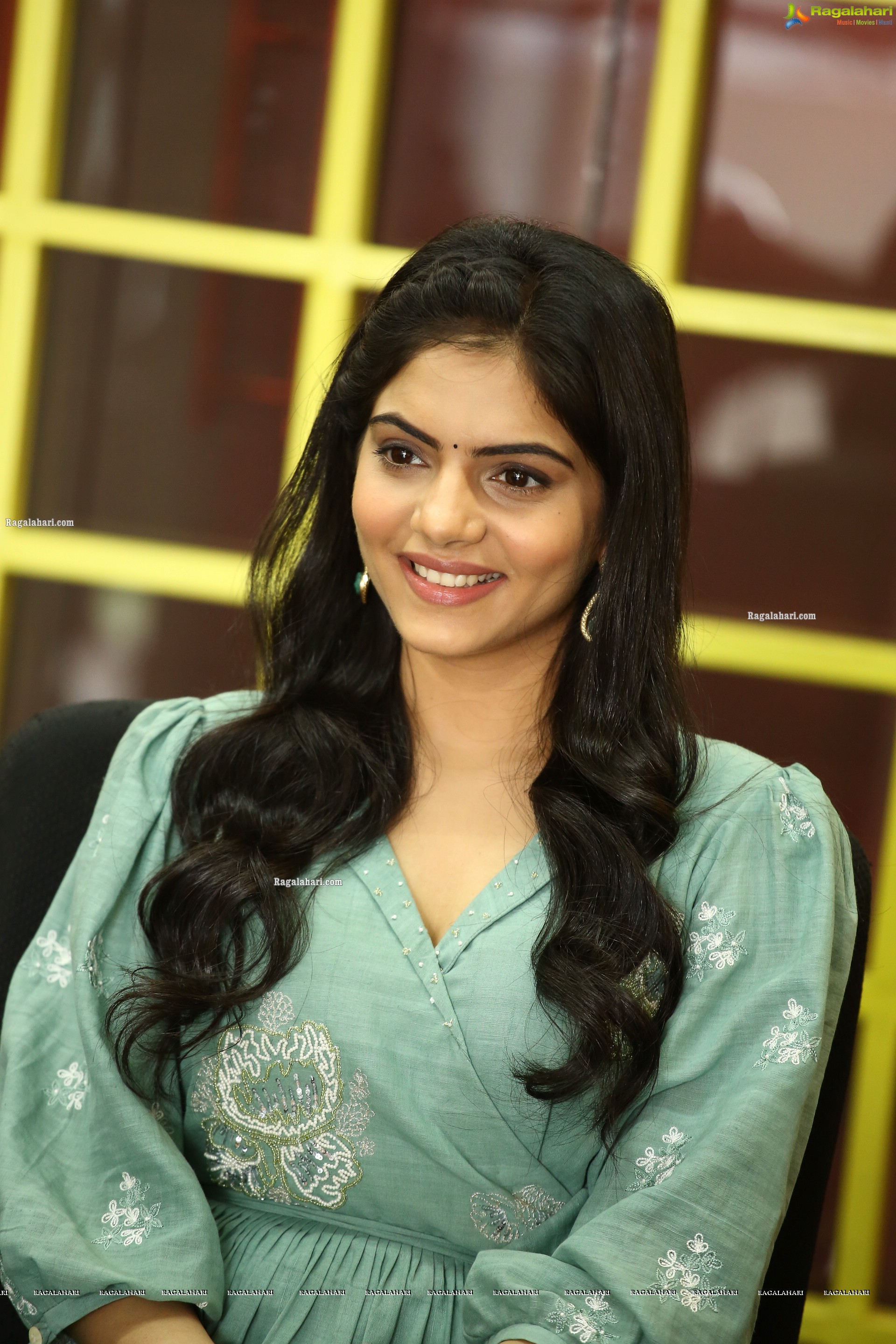 Misha Narang at Tellavarithe Guruvaram Interview, HD Photo Gallery