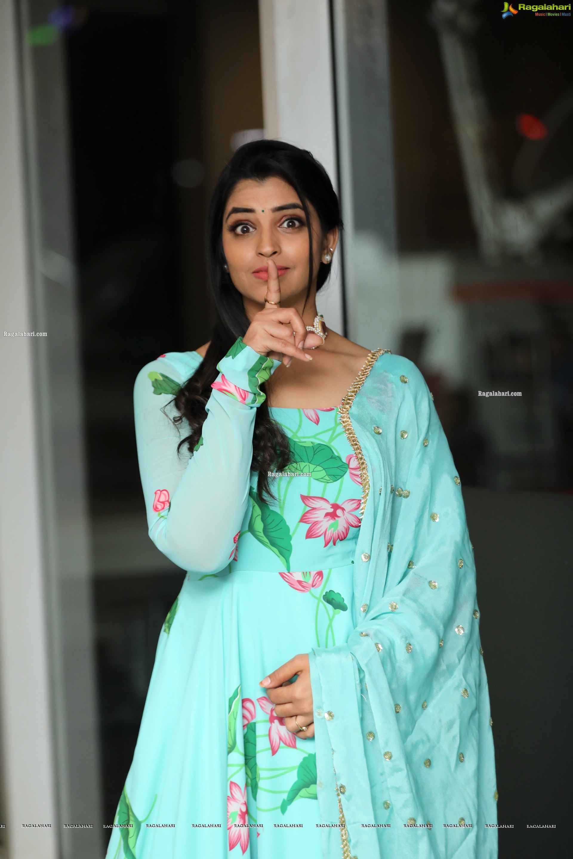 Shyamala at Sashi Pre-Release Event, HD Photo Gallery