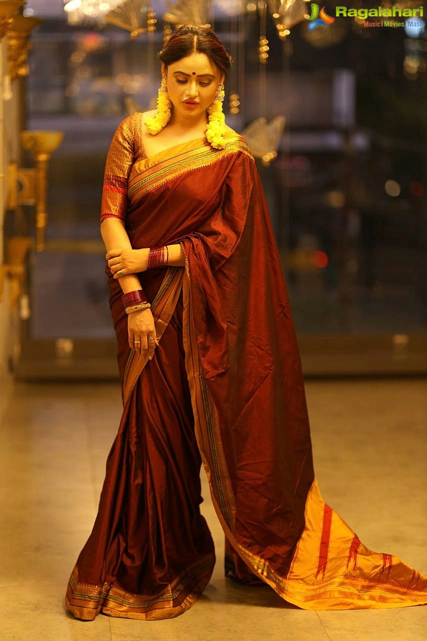Sony Charishta Stills in Traditional Saree, HD Photos