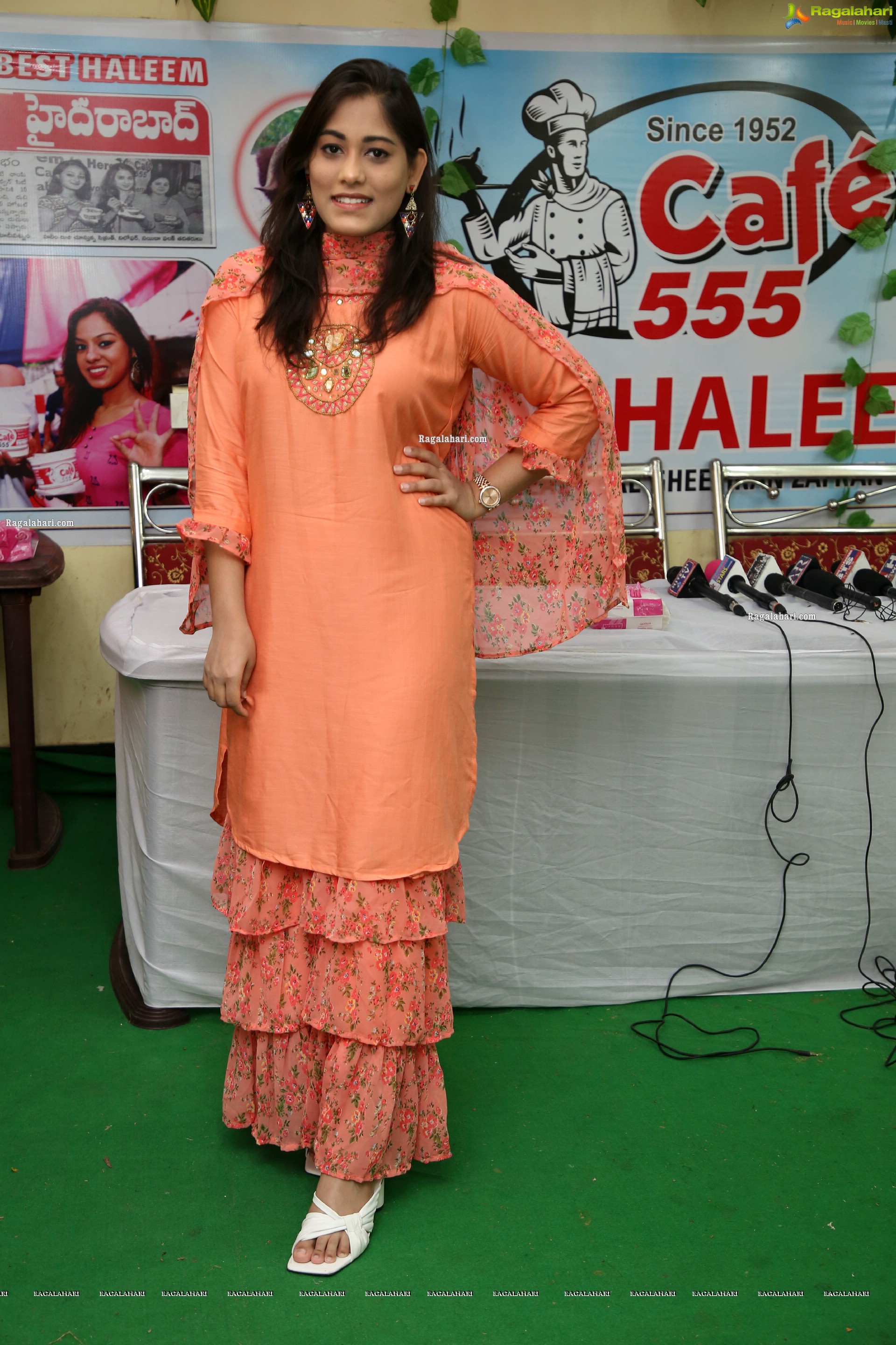 Tazaienath Gulraze at Café 555 Season's 1st Haleem Launch, HD Photo Gallery