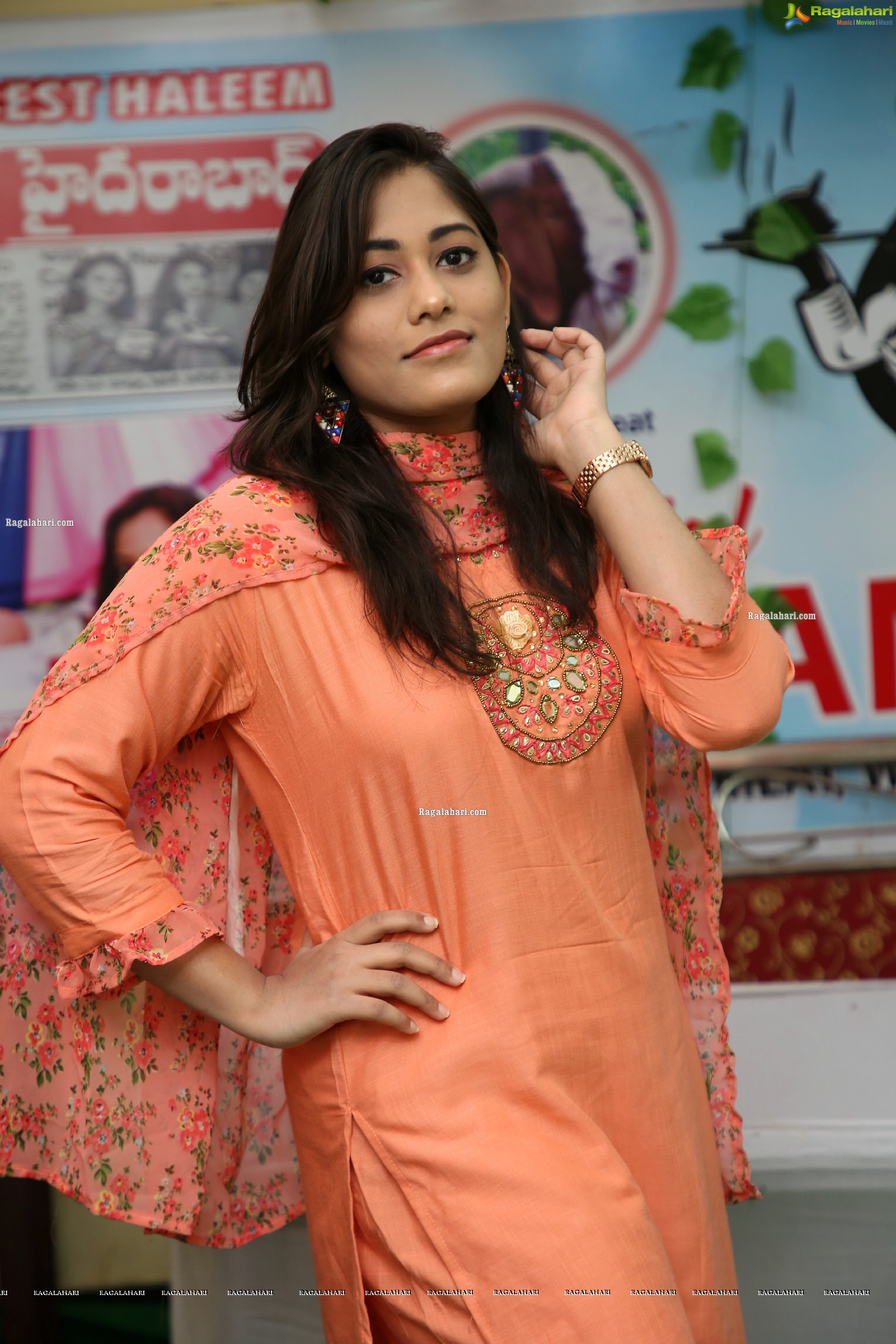 Tazaienath Gulraze at Café 555 Season's 1st Haleem Launch, HD Photo Gallery