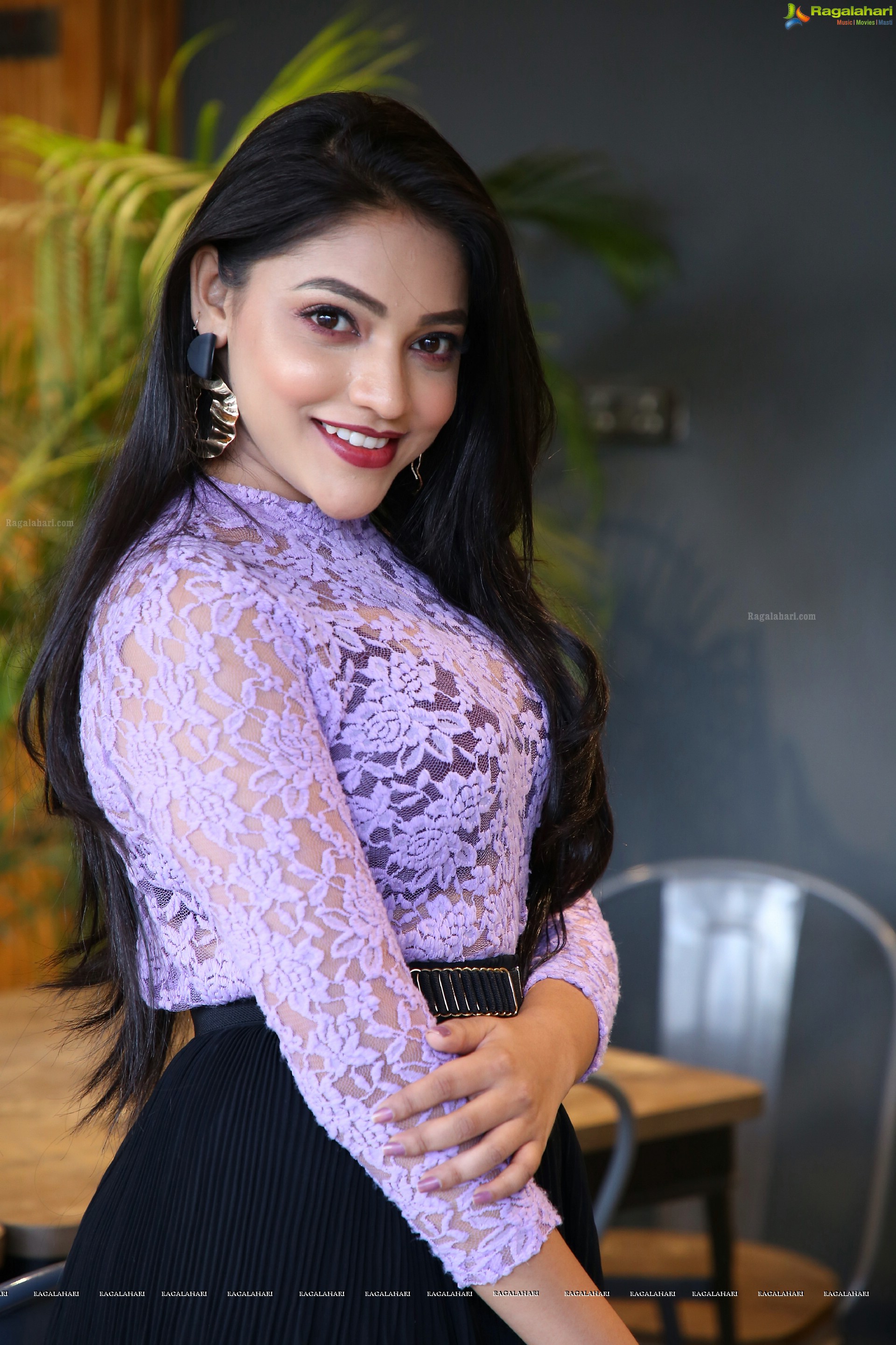 Ishwarya Vullingala Latest stunning Stills, HD Photo Gallery