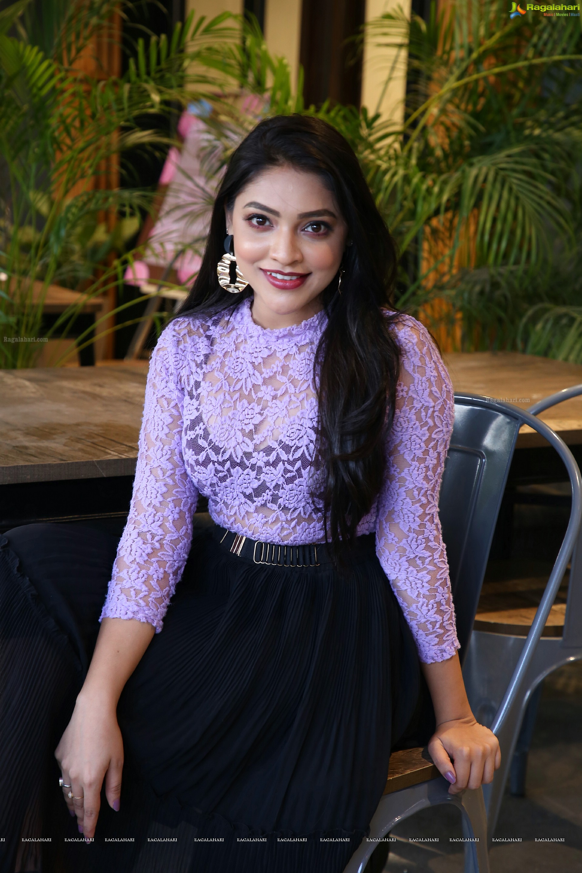 Ishwarya Vullingala Latest stunning Stills, HD Photo Gallery