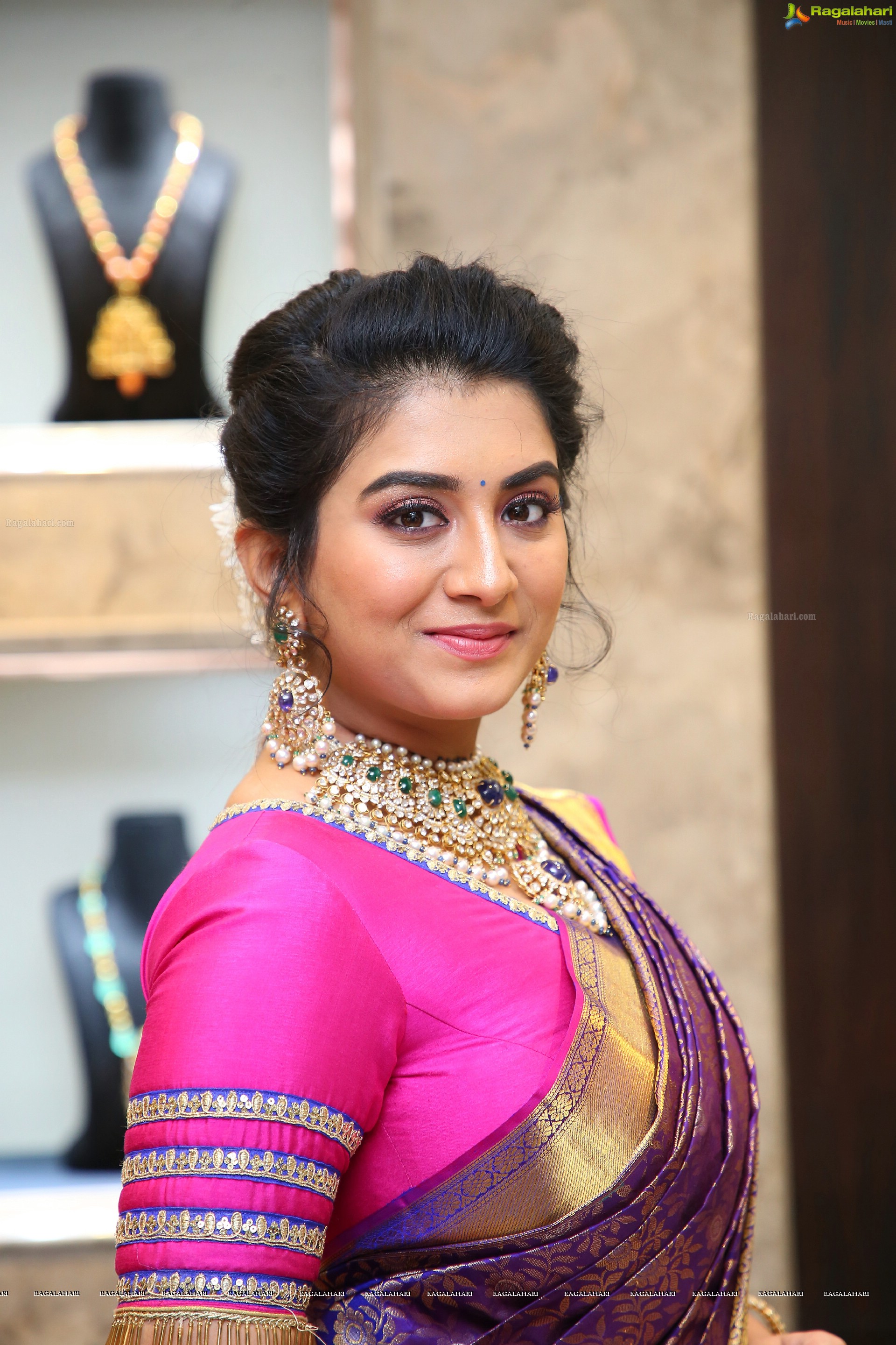 Rashi Singh Poses With Traditional Jewellery, HD Photo Gallery