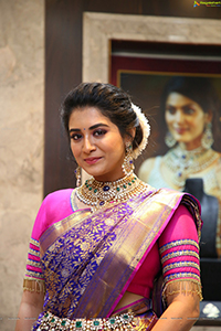 Rashi Singh With Jewellery