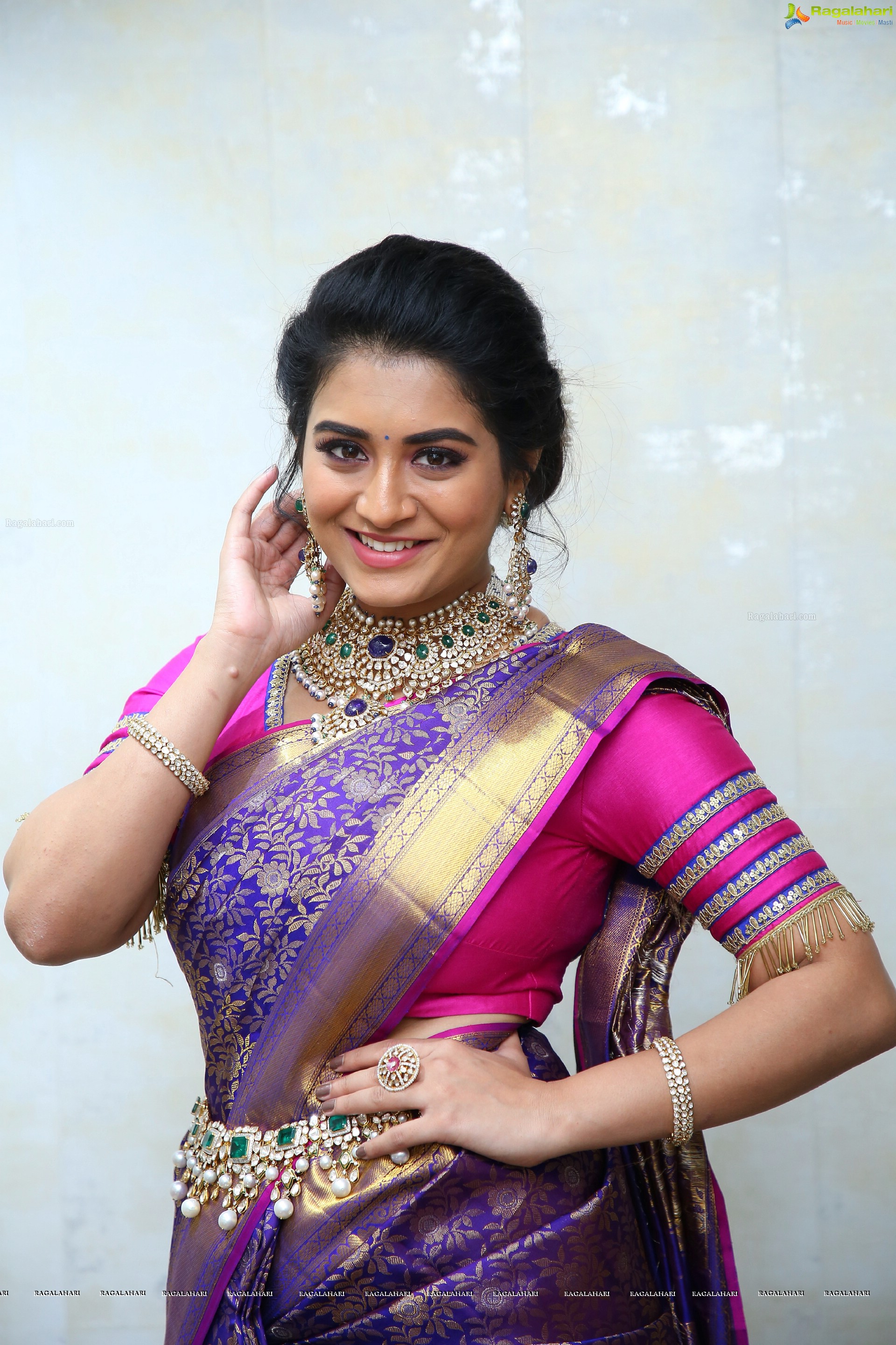 Rashi Singh Poses With Traditional Jewellery, HD Photo Gallery