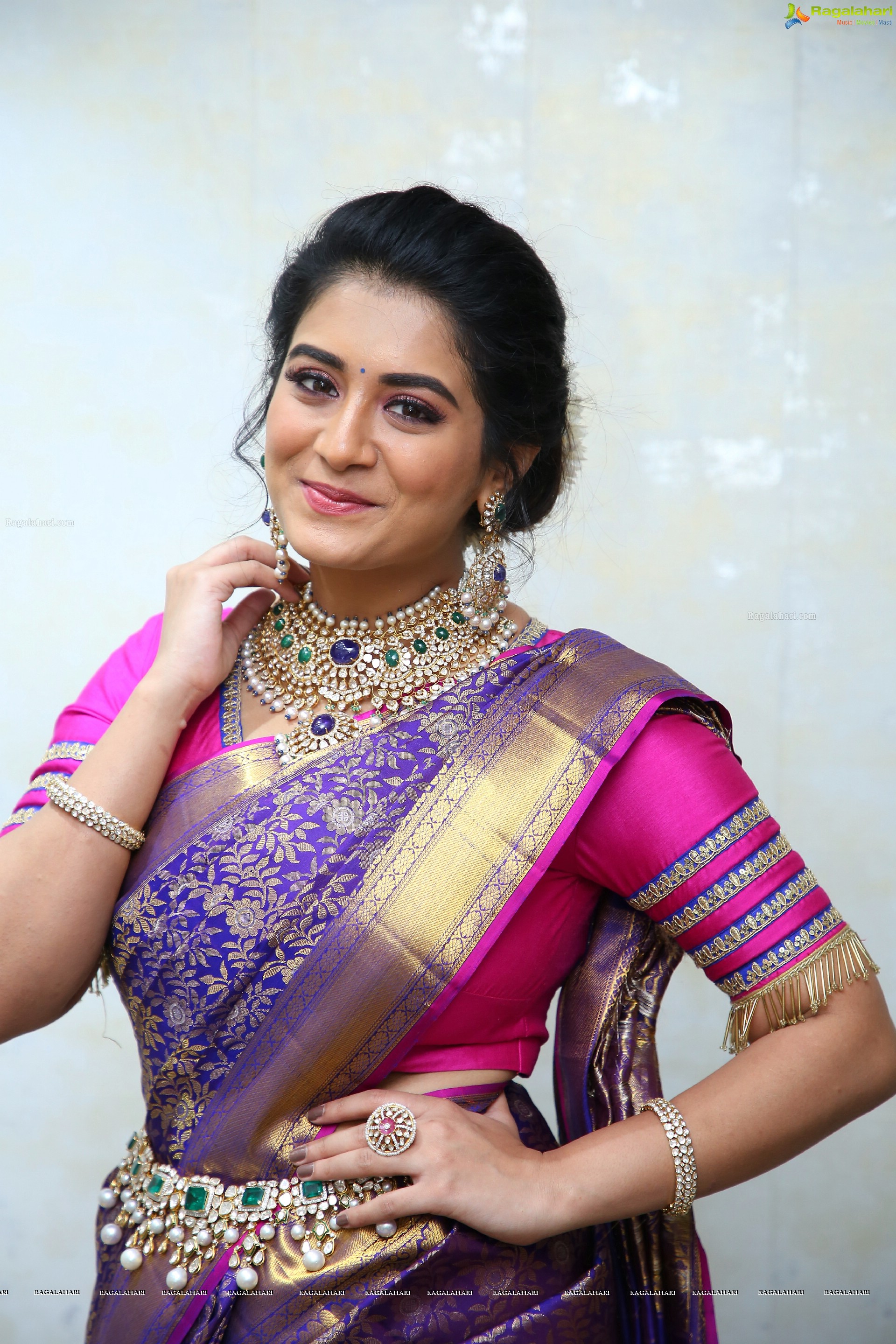 Rashi Singh Poses With Traditional Jewellery, HD Photo Gallery