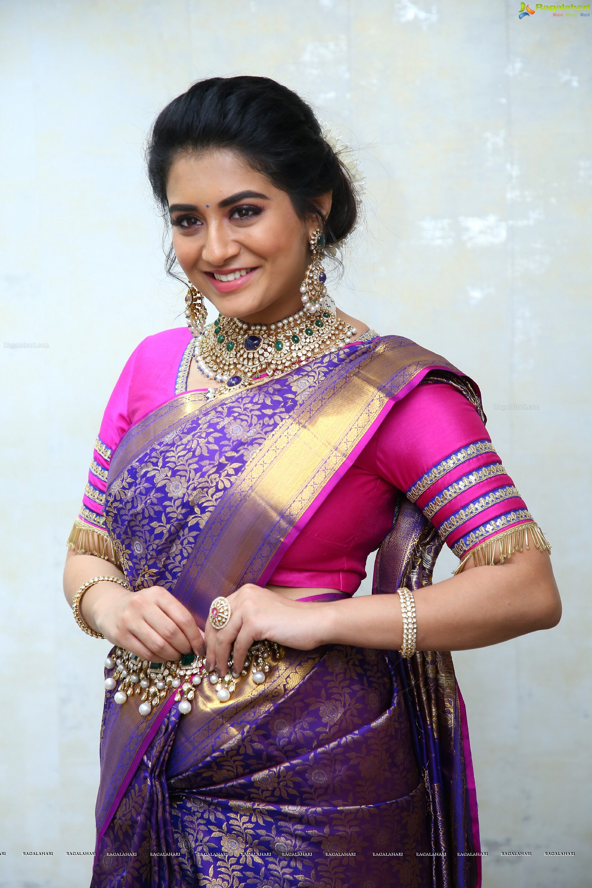 Rashi Singh Poses With Traditional Jewellery, HD Photo Gallery