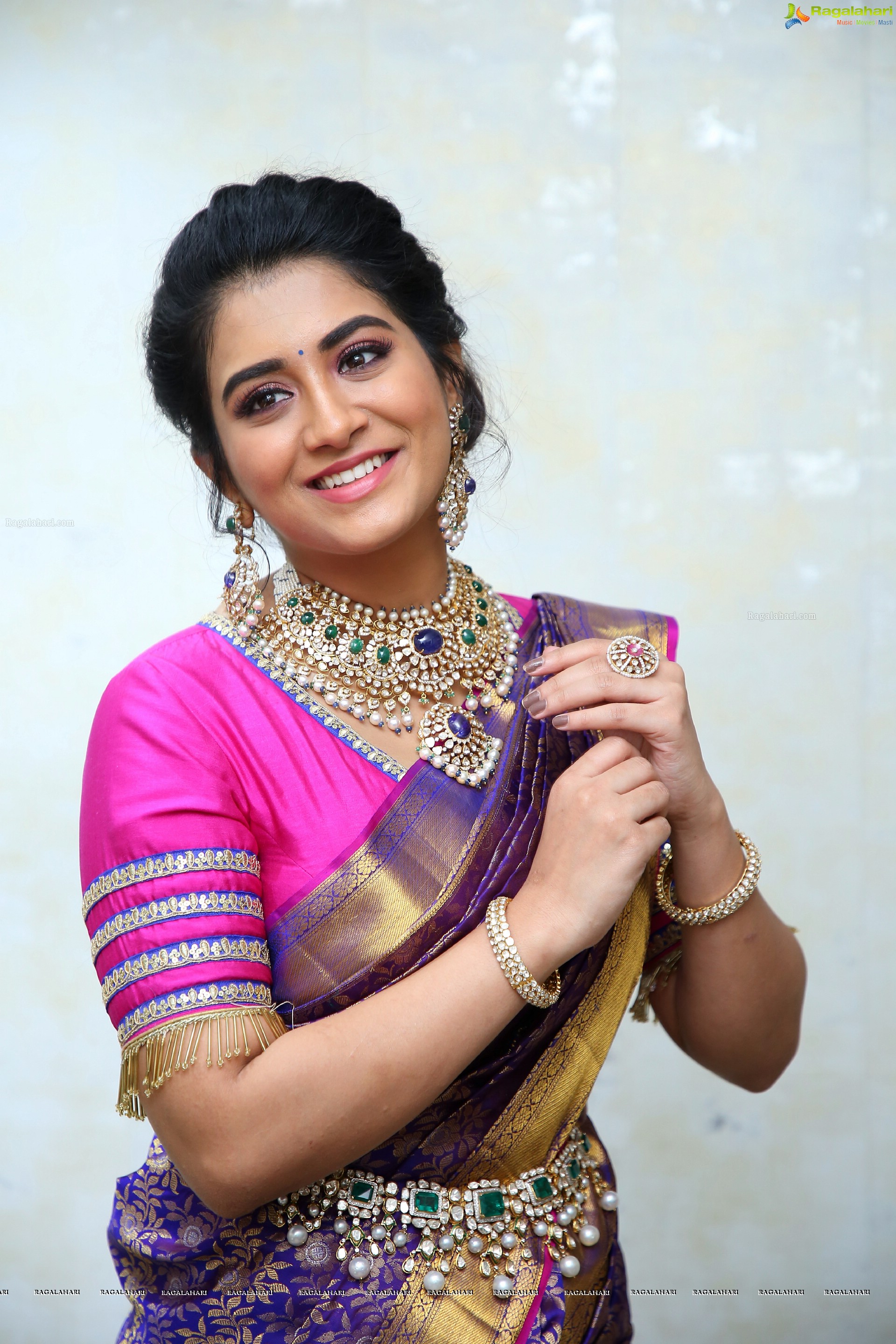 Rashi Singh Poses With Traditional Jewellery, HD Photo Gallery