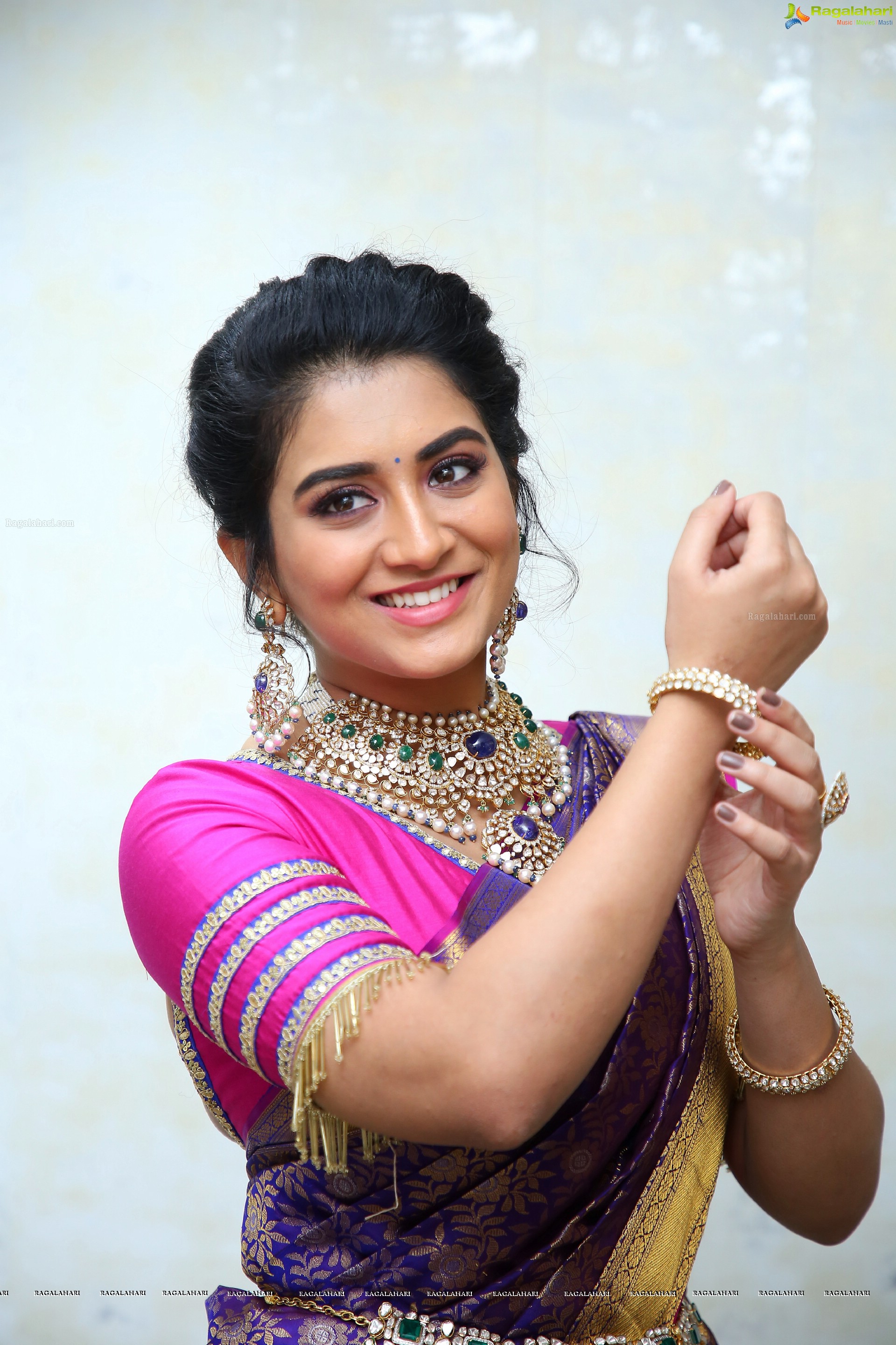 Rashi Singh Poses With Traditional Jewellery, HD Photo Gallery