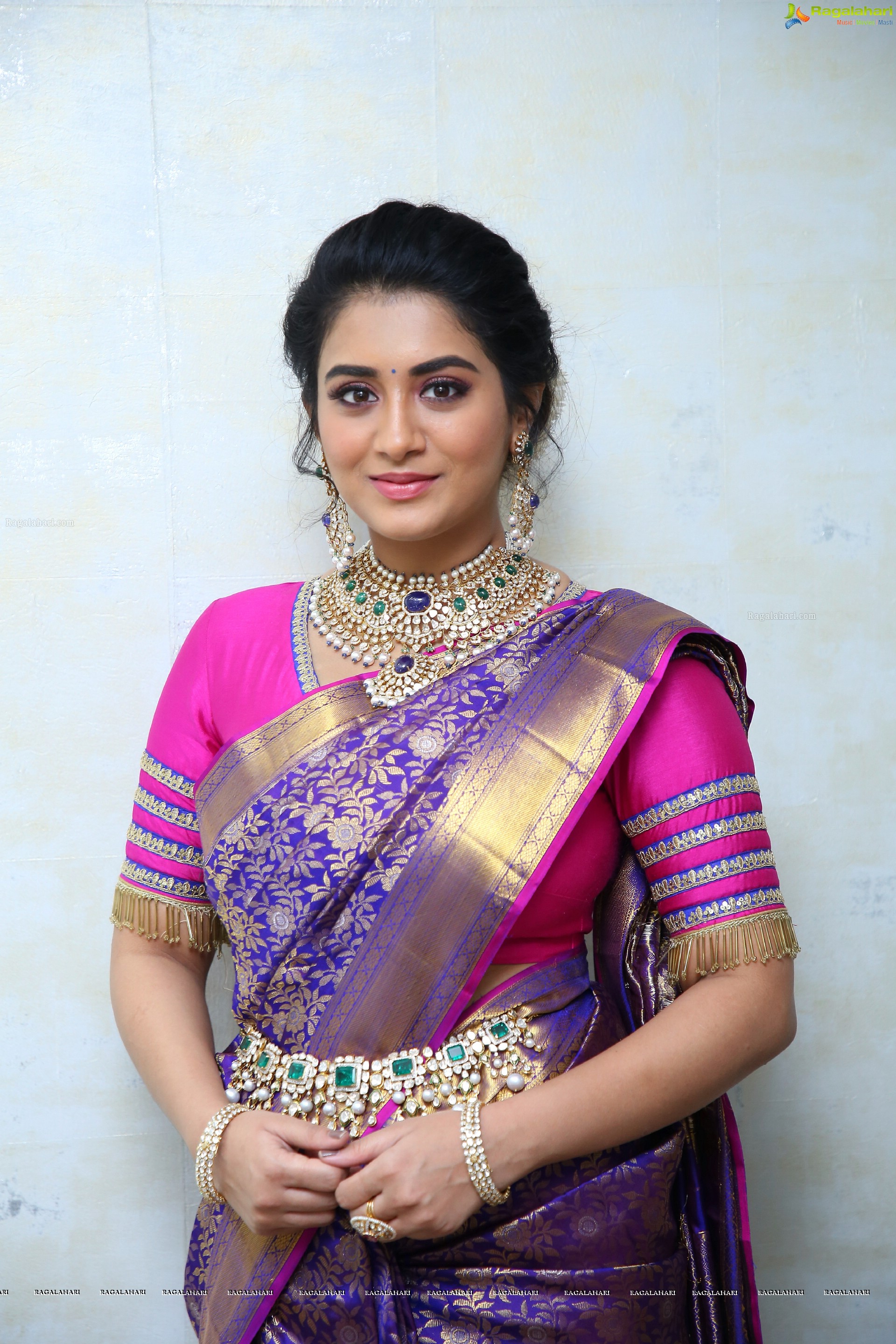 Rashi Singh Poses With Traditional Jewellery, HD Photo Gallery