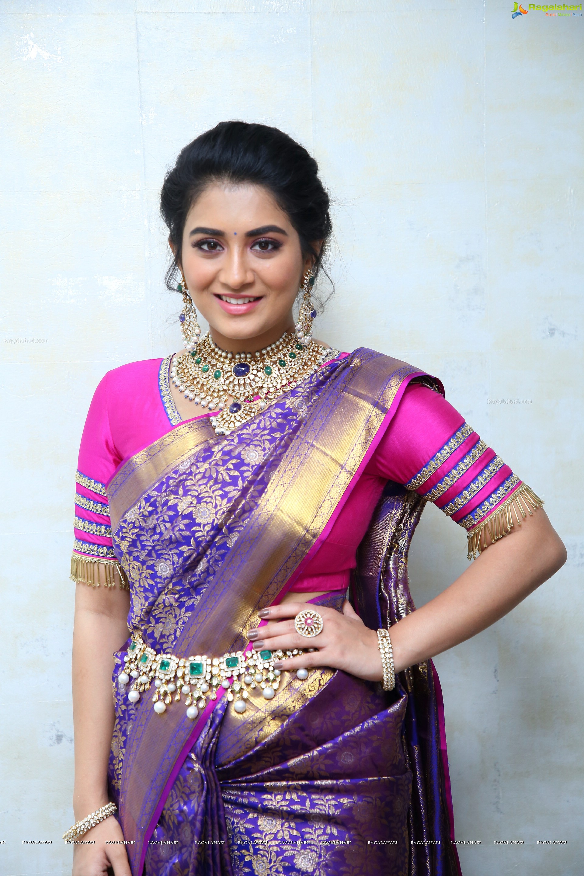 Rashi Singh Poses With Traditional Jewellery, HD Photo Gallery