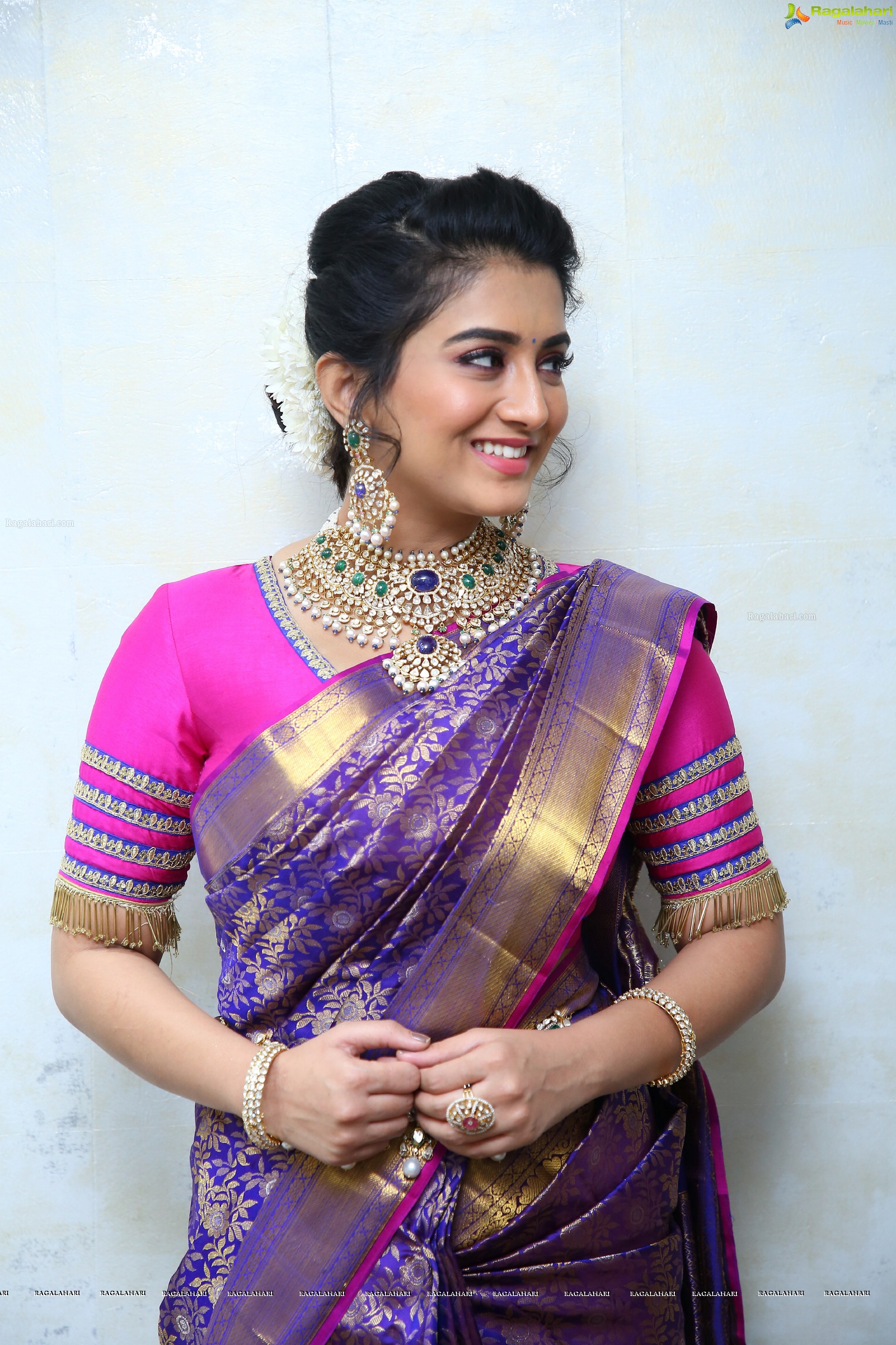 Rashi Singh Poses With Traditional Jewellery, HD Photo Gallery