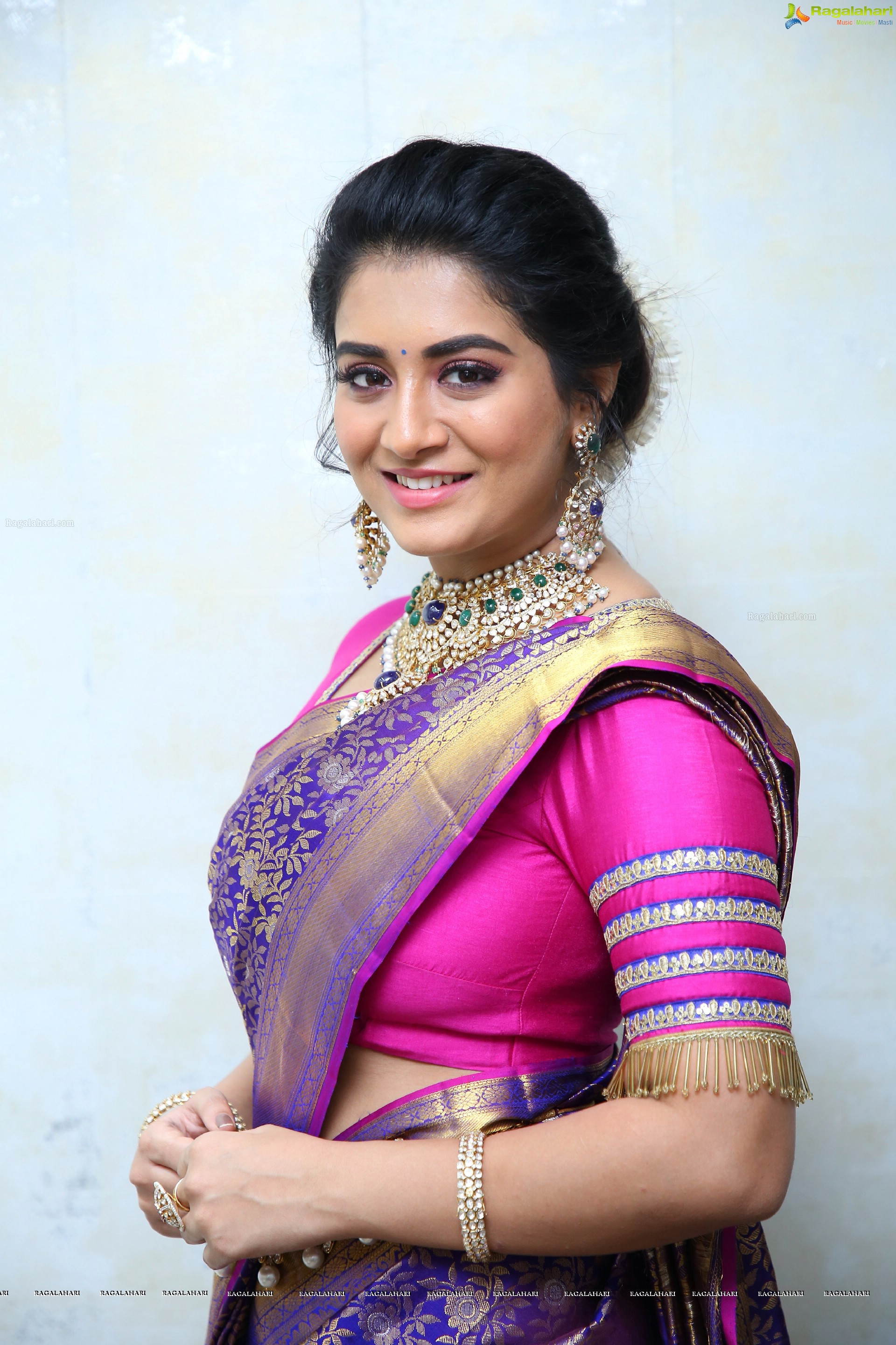 Rashi Singh Poses With Traditional Jewellery, HD Photo Gallery