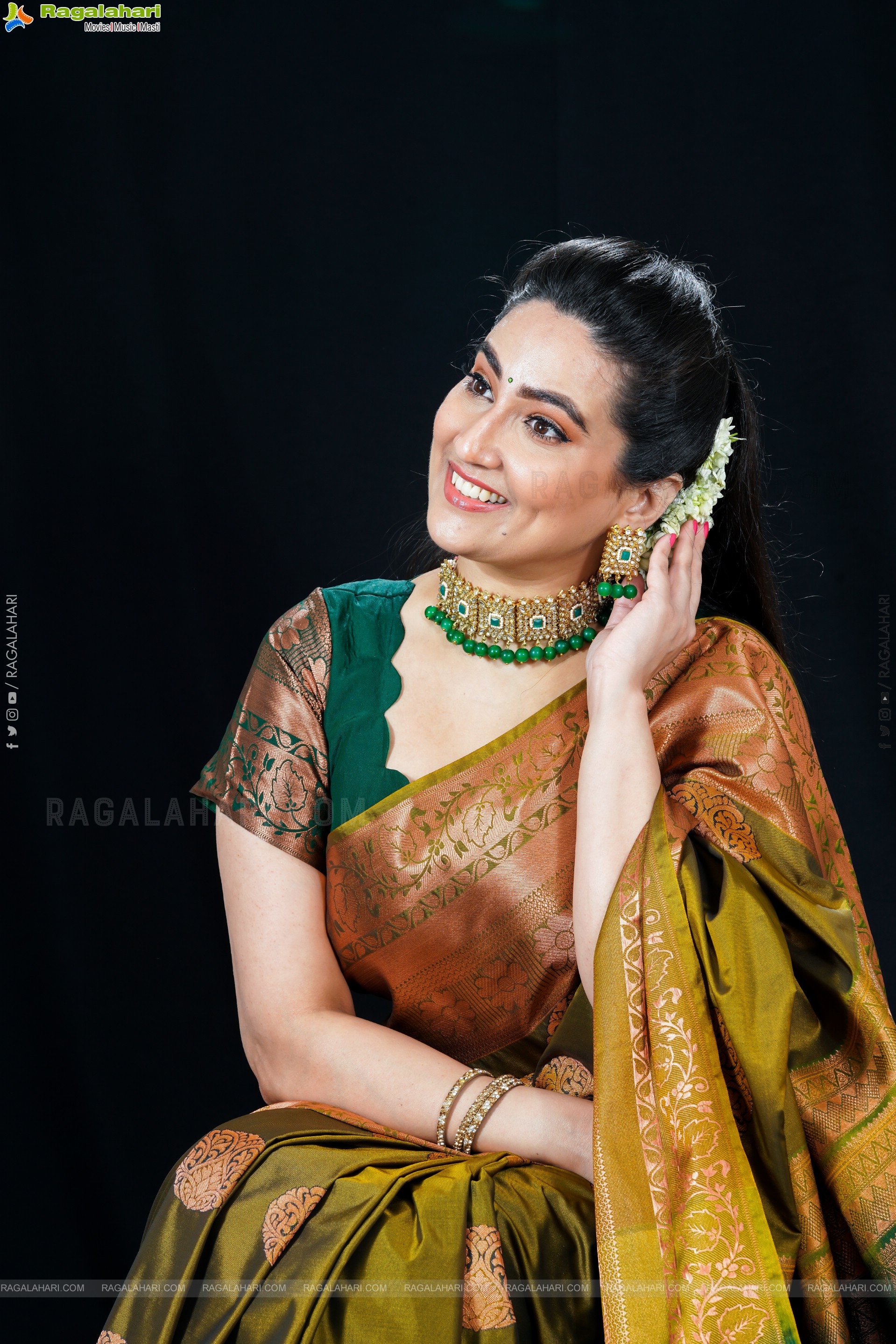 Anchor Manjusha Stunning Stills on Ugadi, HD Gallery